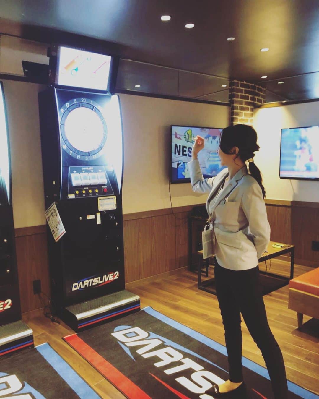 阿部智帆さんのインスタグラム写真 - (阿部智帆Instagram)「NZKリポートvol.2✨ パーティールームには... ダーツ/TVゲーム/名作野球漫画/大型モニターも設置💡 . 東京ドームホテルのシェフが考案した 美味しいお料理も食べ放題🍖💖 ビールだって飲み放題🤤🍺 . . . 丸選手は 18種類もの野球漫画が並ぶ本棚を前に 「これも、これも、これも読んだ‼︎」と、 ほぼ制覇している事が判明👀💫 一流選手は手に取る漫画もやっぱり野球なんですね😆 . 更に「わたるがぴゅん！も置いて欲しい」と 関係者の方へリクエストするシーンも🤗 開幕後にはラインナップが増えてるかも⁈ . . 「アーリーワークにここでのダーツを取り入れたいくらい‼︎笑」という選手もいらっしゃり、 関係者のみなさんは笑いに包まれました😆 . 最後に訪れた原監督も 「これはいいね〜」と終始笑顔のご様子(^_^) . . 選手・監督・コーチお墨付きのパーティールーム🎉 誕生日や記念日など 特別な日の観戦はここで決まり🧡 . . #阿出川浩之 さん #阿部智帆  #２人とも #ダーツ投げる位置 #近すぎ🤣#ズル #撮影用なのでご勘弁 #東京ドーム#巨人#巨人軍#giants #パーティールーム#nzk #パーティールームnzk #nzkリポート#こちらからは以上です#完」3月26日 0時06分 - chiho_abe829