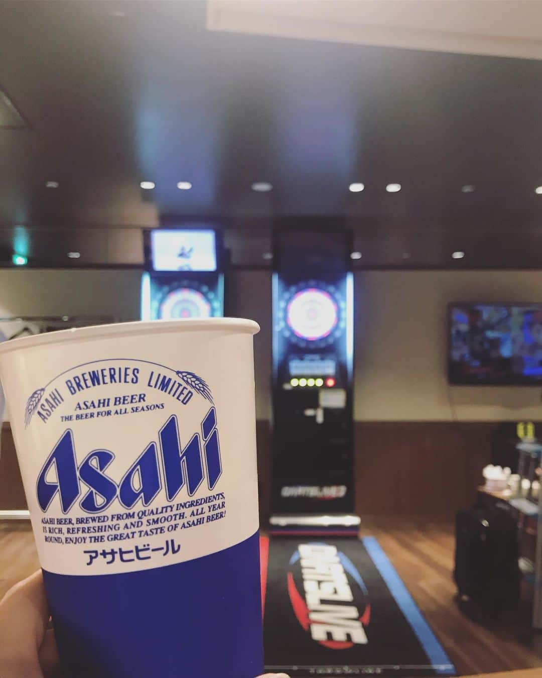 阿部智帆さんのインスタグラム写真 - (阿部智帆Instagram)「NZKリポートvol.2✨ パーティールームには... ダーツ/TVゲーム/名作野球漫画/大型モニターも設置💡 . 東京ドームホテルのシェフが考案した 美味しいお料理も食べ放題🍖💖 ビールだって飲み放題🤤🍺 . . . 丸選手は 18種類もの野球漫画が並ぶ本棚を前に 「これも、これも、これも読んだ‼︎」と、 ほぼ制覇している事が判明👀💫 一流選手は手に取る漫画もやっぱり野球なんですね😆 . 更に「わたるがぴゅん！も置いて欲しい」と 関係者の方へリクエストするシーンも🤗 開幕後にはラインナップが増えてるかも⁈ . . 「アーリーワークにここでのダーツを取り入れたいくらい‼︎笑」という選手もいらっしゃり、 関係者のみなさんは笑いに包まれました😆 . 最後に訪れた原監督も 「これはいいね〜」と終始笑顔のご様子(^_^) . . 選手・監督・コーチお墨付きのパーティールーム🎉 誕生日や記念日など 特別な日の観戦はここで決まり🧡 . . #阿出川浩之 さん #阿部智帆  #２人とも #ダーツ投げる位置 #近すぎ🤣#ズル #撮影用なのでご勘弁 #東京ドーム#巨人#巨人軍#giants #パーティールーム#nzk #パーティールームnzk #nzkリポート#こちらからは以上です#完」3月26日 0時06分 - chiho_abe829
