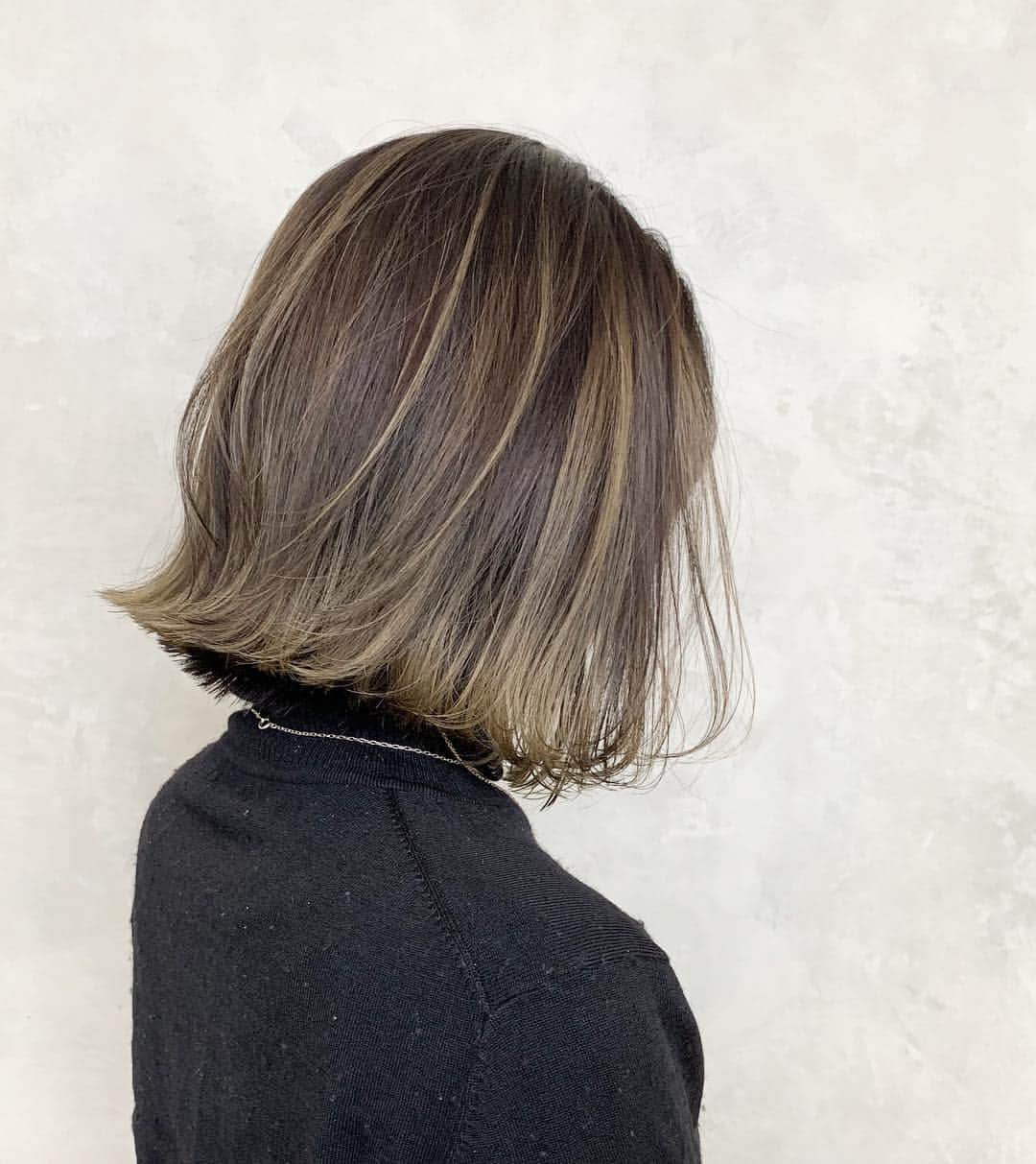 きぬがわひかるさんのインスタグラム写真 - (きぬがわひかるInstagram)「highlight gradation 💫 .  beige 系で ブリーチ1回でも できる色合いに👏✨ . 【ブリーチ剤】 ◉ブリーチ剤：Schwarzkopf_FIBREPLEX @schwarzkopfjapan 【カラー剤】 ◉カラー剤：WELLA_KOLESTON  @wellapro_japan」3月25日 23時42分 - hikaru.kinugawa