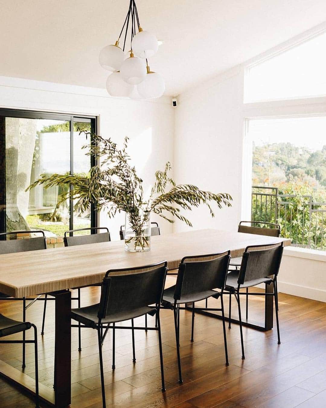 MT DOMAINEさんのインスタグラム写真 - (MT DOMAINEInstagram)「We always knew @chrisellelim's home would be just as polished and cool as she is—take the full tour of her newly renovated Los Angeles home at the link in bio. | photo: @karlaticas; design: @maison_trouvaille」3月25日 23時42分 - mydomaine