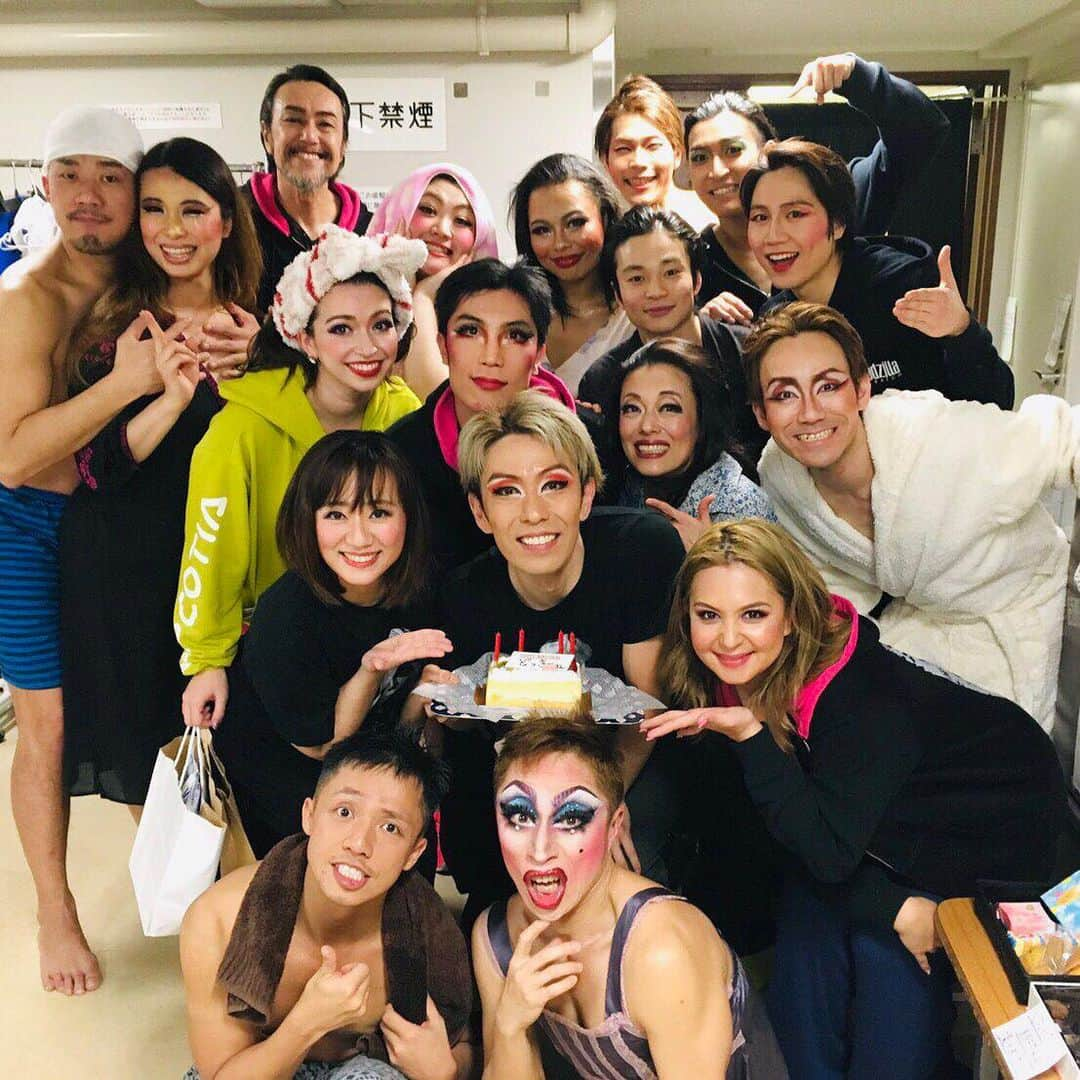 池田有希子さんのインスタグラム写真 - (池田有希子Instagram)「本日のプリシラ公演も無事終了！沢山のお客様、ありがとうございました❤️そしてお客様が撮って下さったお写真、ありがとうございます❤️🌈そして今日は出演者、ドッキーこと土器屋くんのお誕生日〜㊗️舞台の上でお祝い出来て嬉しかった😊明日は13時公演、もうカウントダウンだー！！！ #theaterlife #musical #priscilla #tokyo」3月25日 23時35分 - yukikoikeda