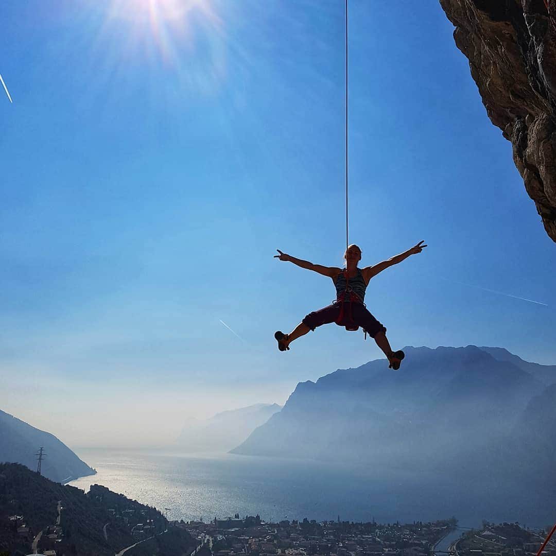 カタリーナ・ザーヴァインさんのインスタグラム写真 - (カタリーナ・ザーヴァインInstagram)「Since years I'm returning to Arco, for comps and for rockclimbing. Being here always feels like holiday 😀☀️💕」3月25日 23時35分 - katha_saurwein