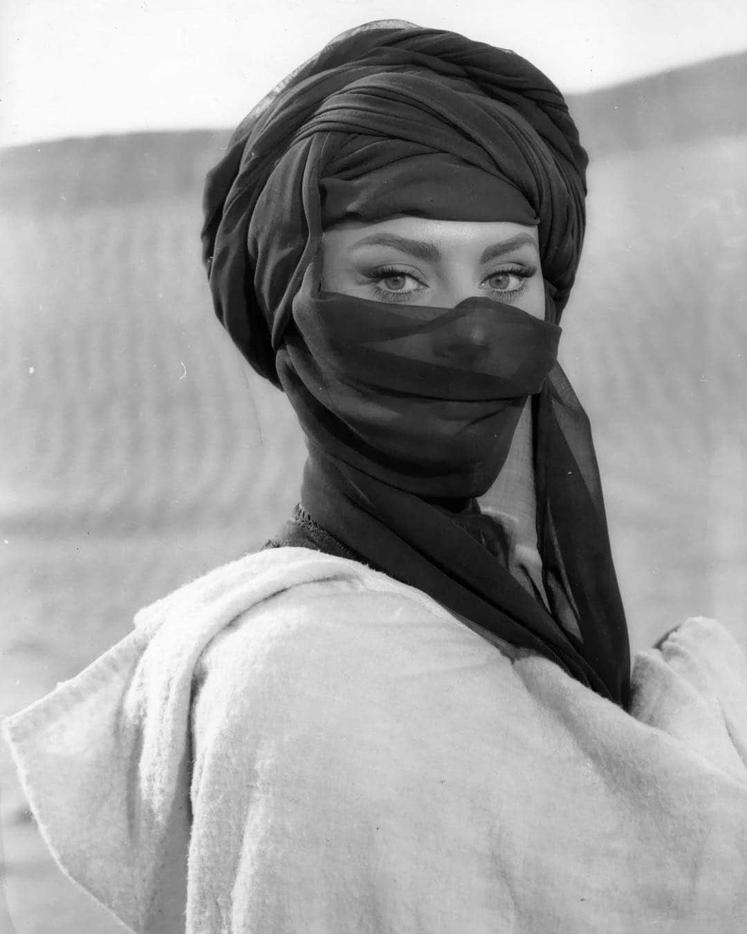 キャサリン・ゼタ・ジョーンズさんのインスタグラム写真 - (キャサリン・ゼタ・ジョーンズInstagram)「The gorgeous Sophia Loren confirming my love for turbans! #MuseMonday」3月25日 23時38分 - catherinezetajones