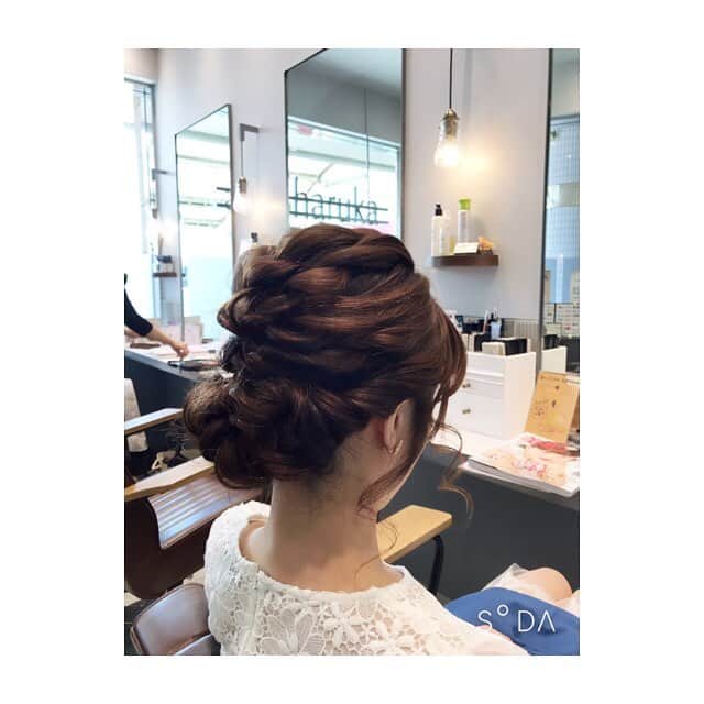 のインスタグラム：「今日の現場は #シニヨンスタイル 🍭  #アトリエはるか さんにお願いしました🐻  #ヘアアレンジ #ヘアメイク #ヘアセット #シニヨン #シニヨンアレンジ #hairarrange #hairmake」