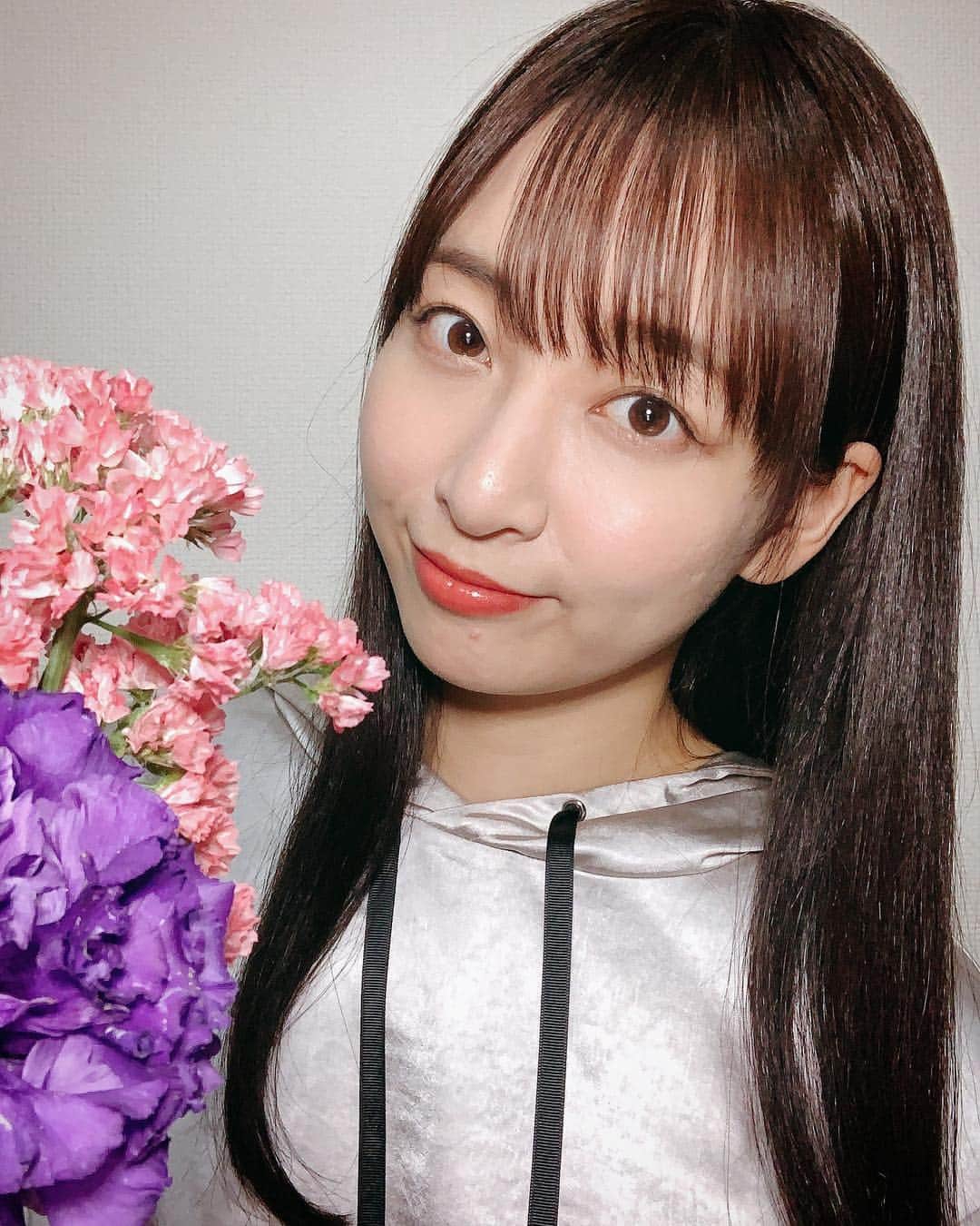 のインスタグラム：「. . 今夜も  #もえスタライブ 💐でした ありがとうございました💗 . .  #モエミバースデー  今日は自宅からの配信🏠🎵 ということで 4/2当日に初お披露目する🎸 エレキギター #telecaster を お見せいたしました✨ ロケンローするよ⭐︎ #モエミーマーキュリー  来日❗️ . . あと8日🌙🎵🌸✨✨ . お友達やご家族も誘ってぜひ！ 来てねー❗️ . .  4/2 (火) 19:00〜start🌙 MOEMI HASEGAWA Birthday Live 2019 〜萌ゆる花風をあなたに〜 . .  #チケット #一般発売中 #live #ライブ #新曲 #eplus #チケットぴあ #ローソンチケット #来てね ❗️🌸 #flowers #もえみた花たち #花」