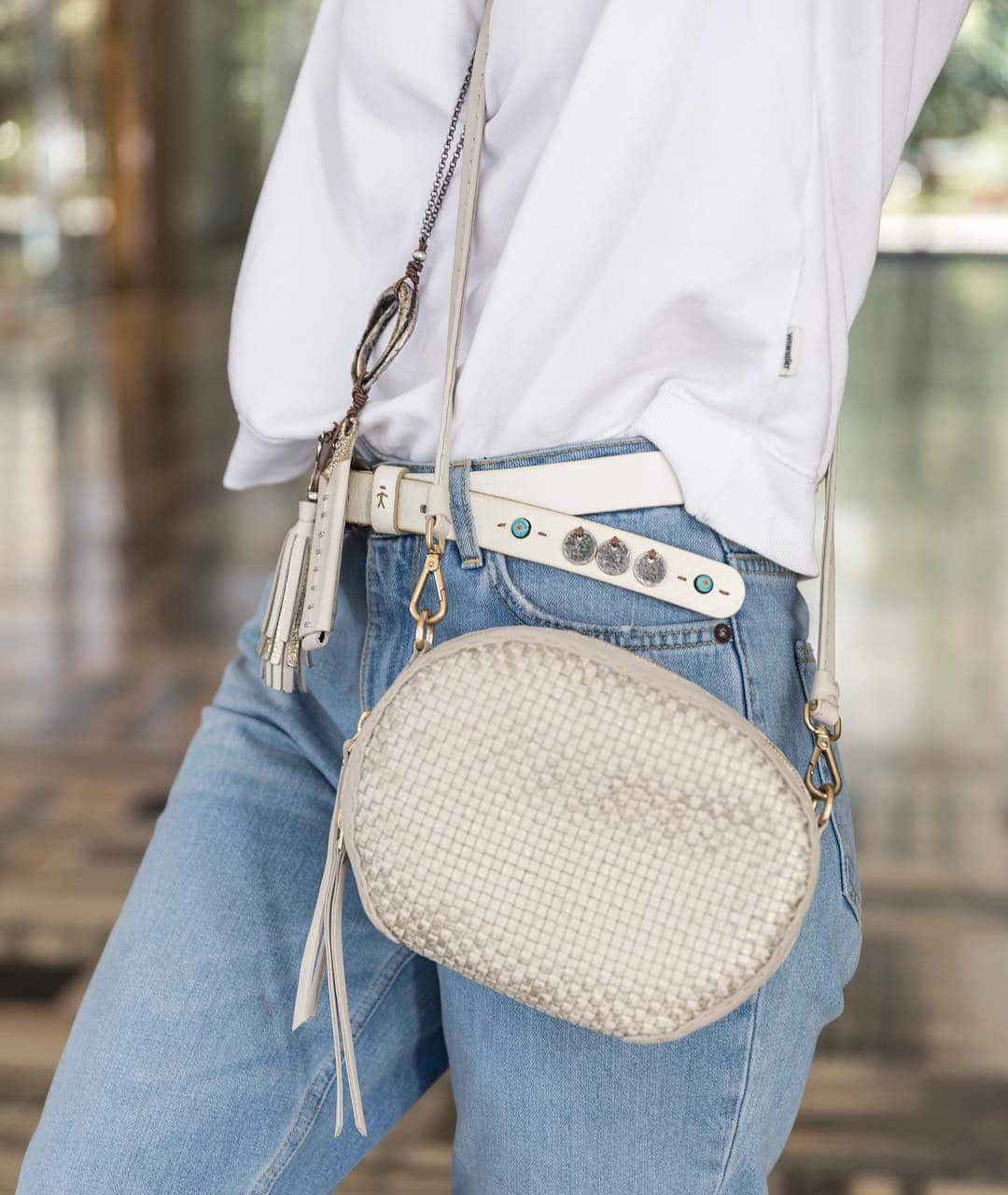 エンリーベグリンのインスタグラム：「With only one bag, you can change your outfit completely! #wovenbag #henrybeguelin #details」