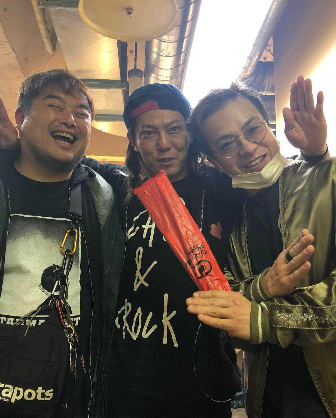 REIJIさんのインスタグラム写真 - (REIJIInstagram)「Northern19を見て来た。ライブ最高だったなあ。  ババ抜きも見れたし。久しぶりに会った仲間とのドラマーショットは撮ってるのに当の本人のともはると撮るの忘れた！🤣まあ、またすぐ会うからいいか！笑  また新しく進化するNorthern19が楽しみだね。  昔からの仲間に会うと一瞬であの頃の感じを思い出す。懐かしさと切なさと愛しさと。みんな大好き。  なんかちょっと前にも似たようなことあったな。やっぱり寂しくないって言ったら嘘だよね。  ずっと仲間だよ。お疲れ様。  #northern19  #drum #drummer #drummerslife  #hotsquall  #overarmthrow  #fakeisland」3月25日 23時46分 - reiji_kimura