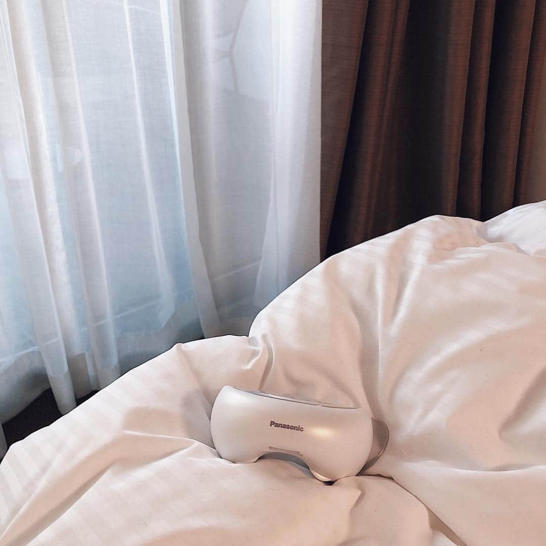 のインスタグラム：「最近目の疲れがほんとにきてる🥺 . 少しでも疲れをとる為に目もとを温めて気分をリラックスさせてるよ〜！ .  寝る前に少しするだけでも、目元が軽くなった気がする！ . . . . . @panasonic_beauty #パナソニックビューティ#パナソニックビューティ美容部#パナソニックビューティ社外美容部#目もとエステ#美容家電#PR」