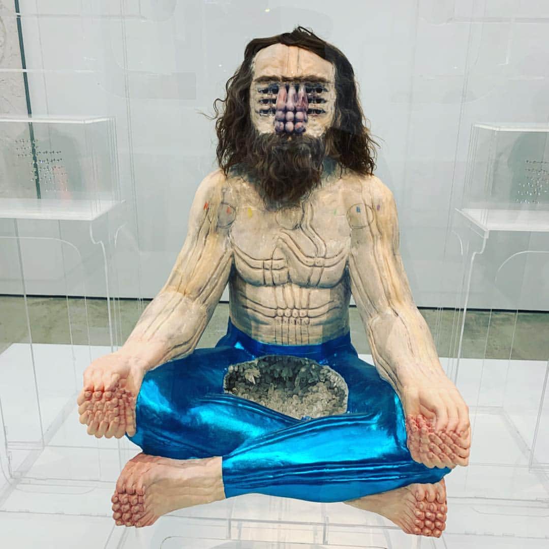 伊藤直樹のインスタグラム：「アートバーゼル香港へ、Artstickerのプレゼンも兼ねて遠山さん @masatoyama とADの 長谷川さん @hiroka__hasegawa と 。安定の菜種さん @natanetakeda さんのサポートに感謝。今日のオープニングでは、ギャラリーのホワイトキューブに展示されていたデイビッドアルトメジョのデータ的な彫刻の作り方が気になって仕方ない。 #artbaselhongkong2019 #whitecube #offwhite #davidaltmejd #artsticker」