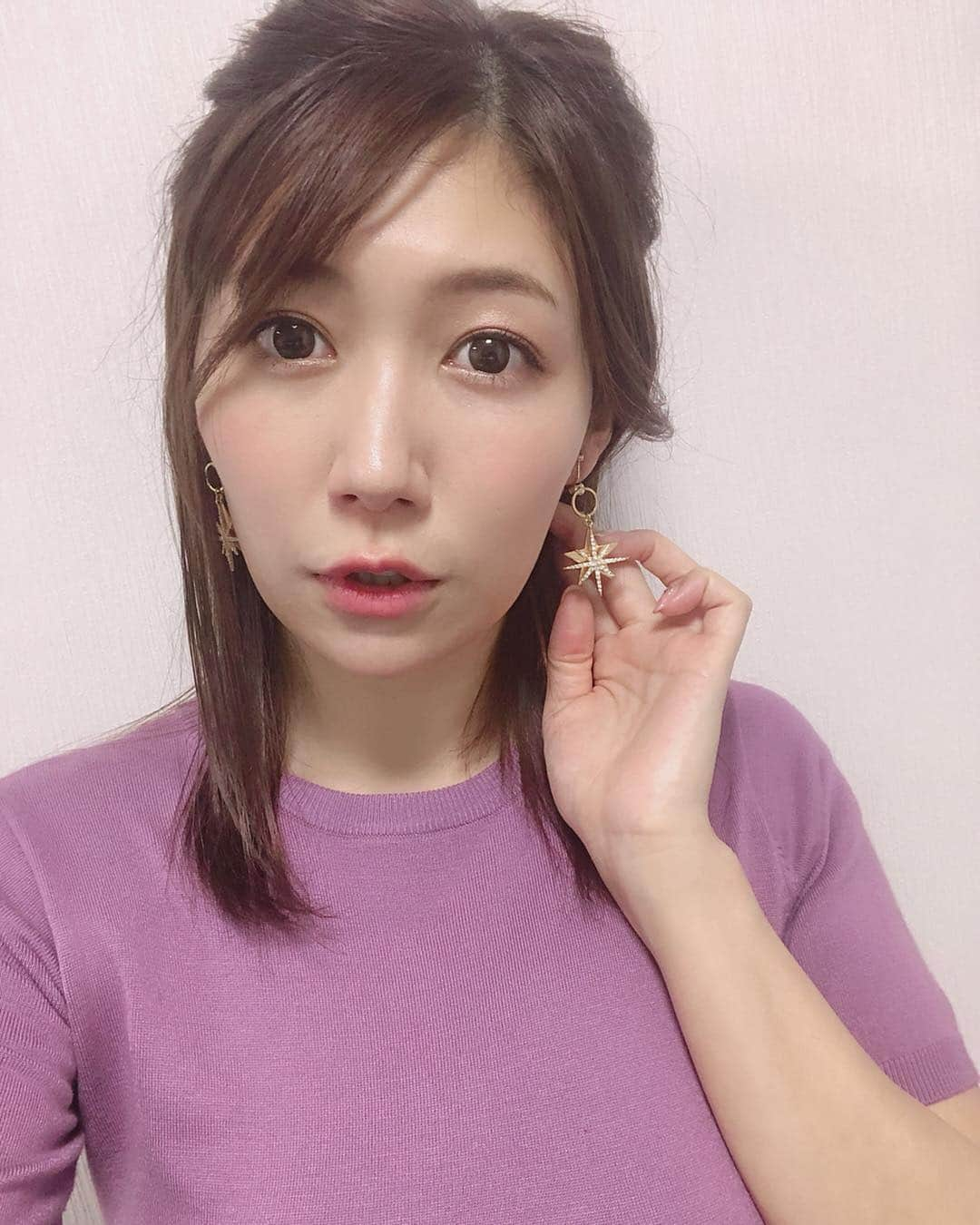 穂川果音さんのインスタグラム写真 - (穂川果音Instagram)「今日のヘアスタイルは、ハーフアップです♡  イヤリング→ @brooklyncharm_japan  #アベプラ #abematv  #weather #weatherforecast #気象予報士 #穂川果音 #instastyle #instahair  #ヘアアレンジ #巻き髪 #hair #hairstyle #hairarrange #ほかのん #hairstyles #イヤリング #hairstyling #おしゃれ #ニット #ストレートヘア #ハーフアップ」3月25日 23時50分 - hokawakanonn