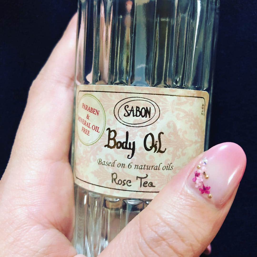 南條早紀さんのインスタグラム写真 - (南條早紀Instagram)「春ネイル🌸 . 桜の開花が待ち遠しい！ ということで#押し花ネイル 。 . かわいいーかわいいー❤️ って、手を見るたびテンション上がるから ネイルのパワーって本当にすごいと思う😊 . 毎日小さい幸せ感じて生きていけるって 幸せじゃない？🤔笑 自己満足でもいいんだー♪ . #ザボン の #ローズティー の香りの #ボディオイル これも春満開で大好き！ . それにしても本当に桜の開花楽しみ。 今年はお花見何回できるかな〜🍡 . . #ネイル #春ネイル #ピンクネイル #ピンクネイルデザイン  #春 #押し花 #シンプル #オフィスネイル #つやつや #ジェルネイル #グラデーションネイル  #SABON  #rosetea #ボディオイル #春ですね #🌸 #指先 #富山テレビ #アナウンサー #南條早紀」3月25日 23時51分 - nanjo_saki