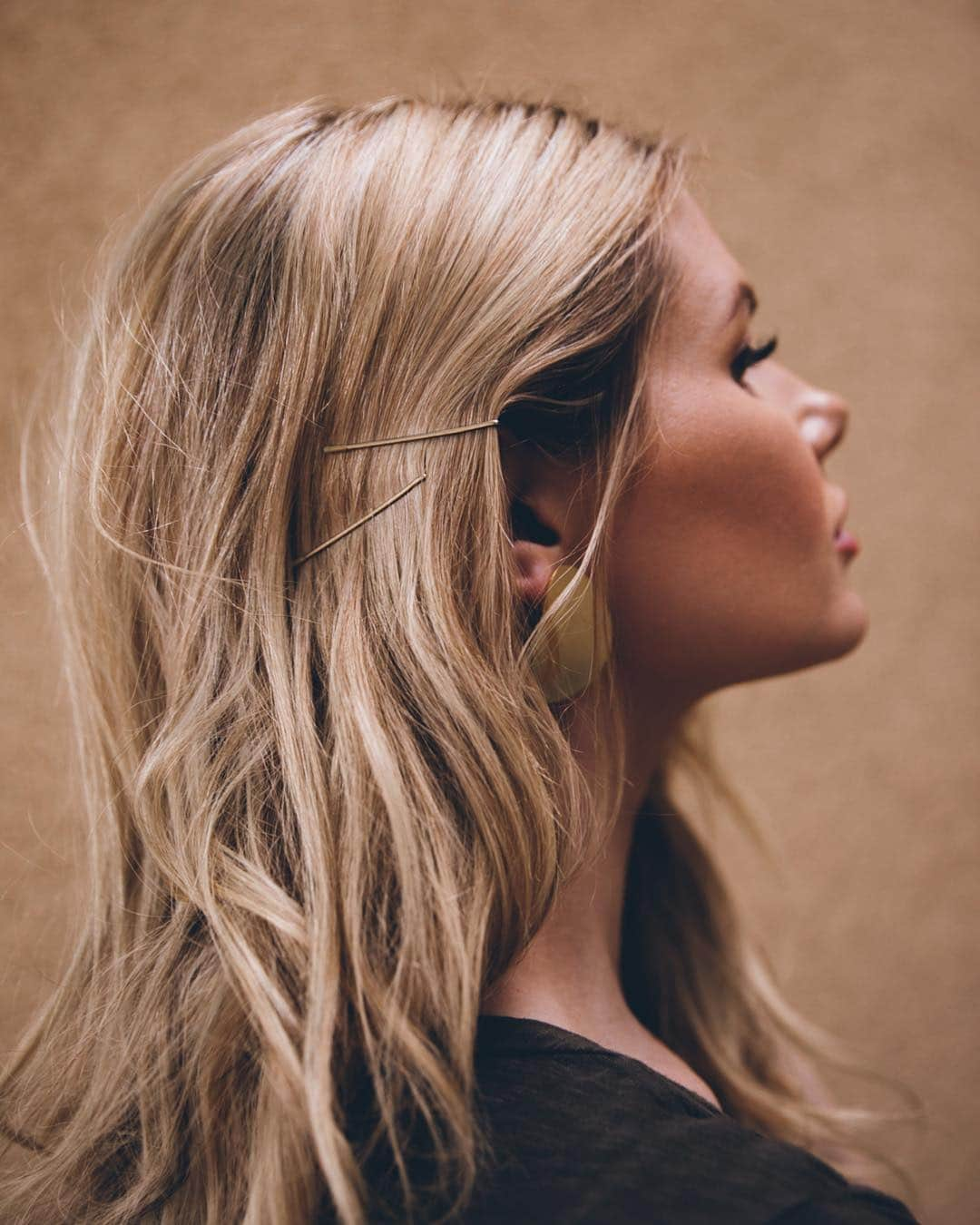 Amber Fillerup Clarkさんのインスタグラム写真 - (Amber Fillerup ClarkInstagram)「Giveaway number two! We are picking 10 winners and each winner gets to pick a product of choice from @barefootblondehair 🧡 you can pick a classic set, our BFB Up, or fill ins! Tag a friend and follow @barefootblondehair to enter! Yesterday’s giveaway winner (picked with random generator) is @natacha_dunagan 💃🏼 *giveaway closed - winners announced on next pic」3月25日 23時52分 - amberfillerup