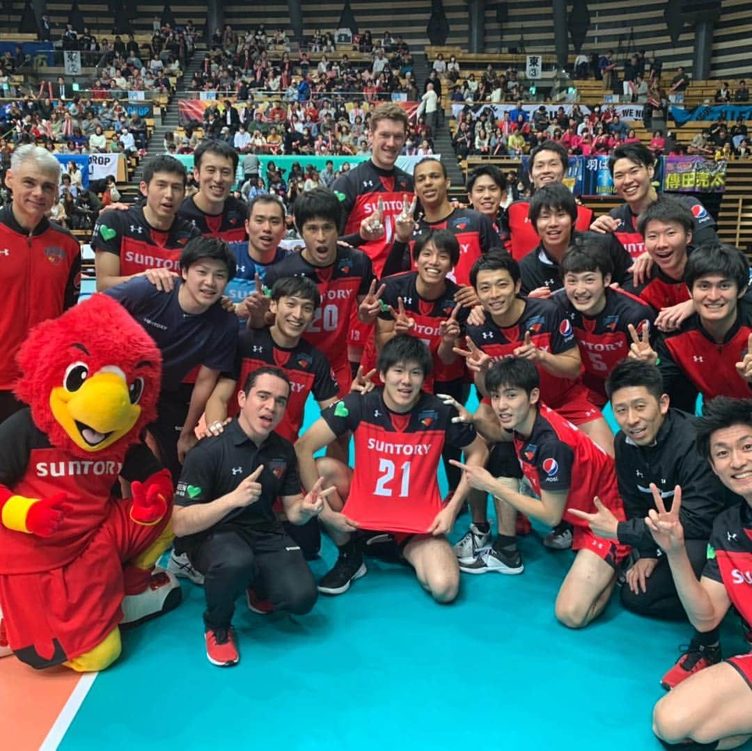 喜入祥充のインスタグラム：「新Vリーグ4位という結果で終わりました。ファイナルで勝って終わりたかった。本当に悔しいです。 この経験を糧に、黒鷲旗に向けて日々精進していきたいと思います。 リーグを通して、たくさんの応援、差し入れありがとうございました。 これからもよろしくお願いします。 最後に、鈴木さん、岡本さん、生意気でうるさいクソガキでしたが、1年間本当にありがとうございました。 #サンバーズ  #21勝目 #4位 #鈴木寛史さん #岡本祥吾さん #喜入祥充  #写真お借りしました」