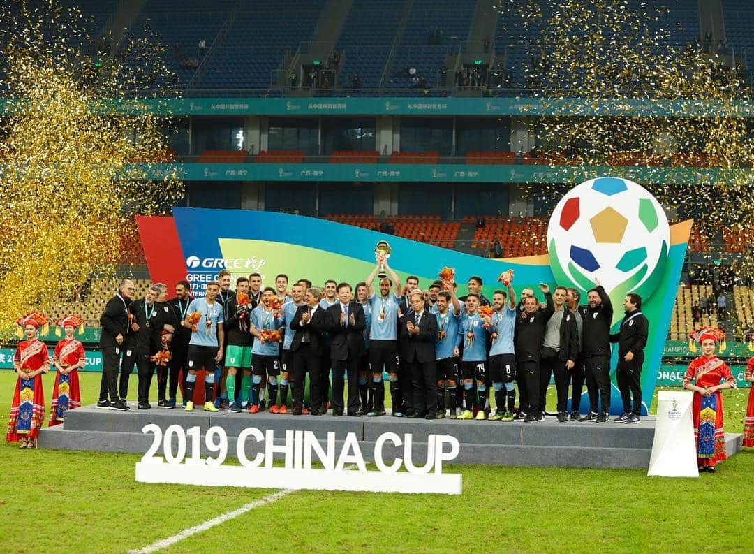 ディエゴ・ゴディンさんのインスタグラム写真 - (ディエゴ・ゴディンInstagram)「Campeones de la #ChinaCup 🏆 #UruguayNoma 🇺🇾」3月25日 23時57分 - diegogodin