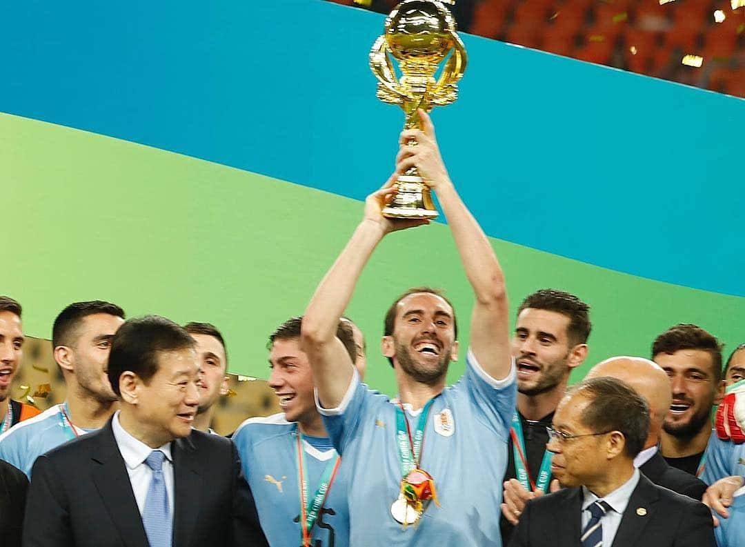 ディエゴ・ゴディンさんのインスタグラム写真 - (ディエゴ・ゴディンInstagram)「Campeones de la #ChinaCup 🏆 #UruguayNoma 🇺🇾」3月25日 23時57分 - diegogodin