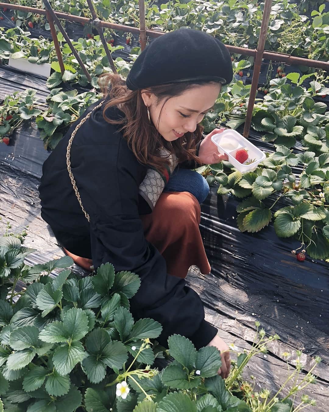 三方美穂さんのインスタグラム写真 - (三方美穂Instagram)「いちご狩り🍓 練乳なくても甘かった🤤 今思い出しても美味しかったの思い出せる〜 柔らかくてすっごく甘い！ #章姫 スーパーには柔らかく出まわらないみたい🍓 #いちご狩り #写真撮ってから別行動 #いちごに必死 #20個以上は食べれなかったな #白のボトムには注意 #洗濯中」3月26日 0時01分 - mihomikata