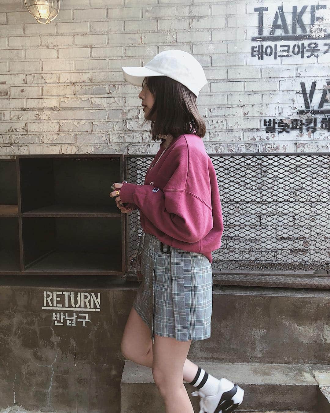 前田希美（まえのん）さんのインスタグラム写真 - (前田希美（まえのん）Instagram)「韓国には @n_with_official の セットアップを着ていきました☺︎ チェック柄可愛くてお気に入り。 1番人気のカラーは、このグレーです！  ピンクとの相性もいいので、 このスウェットと合わせました。  そして韓国で行ったカフェです。 カロスキルにある、 @steamerscoffee ってところ。  店内はスタイリッシュで とってもオシャレ☺︎ カフェラテを頼むと ハートのラテアートしてくれます♥  ランチもカロスキルでしたのですが 本当においしすぎてびっくりしました。 お店は、 김북순 큰남비집 (キムブッスン クンナムビチッ) っていうところで めちゃくちゃおいしい チゲが食べられます♡ レビューの評価がものすごく高くて 行ったのですが、お店は大行列☺︎ でも並んだかいがありました！ 毎日食べたいっていうくらい 美味しい。。韓国に行く方は、 チゲからのカフェ 行ってみてくださいね☺︎ (ちなみに1番人気の豚キムチチゲにしました～) #のんカフェ巡り  #のんの私服 #韓国 #seoul  #NWITH #김북순큰남비집  #キムブッスンクンナムビチッ  #steamerscoffee」3月26日 0時01分 - maeda_nozomi