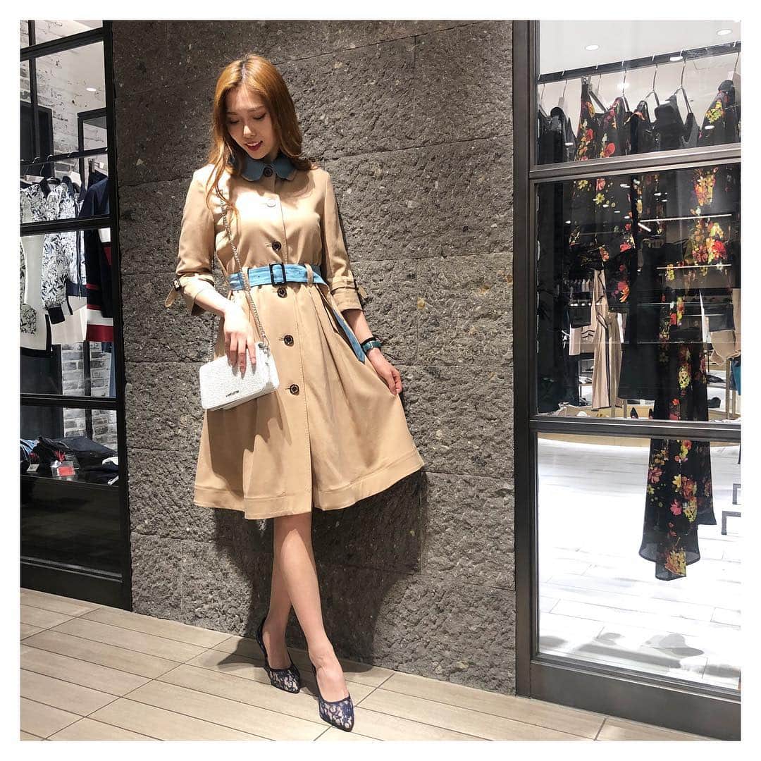 山田恵里伽のインスタグラム：「テンセルのスプリングコート👏 サックス色の襟は取り外し可能で2wayなのよ！！ ・ ・ #ファッション #スプリングコート #ラブレス #ギルドプライム #春服 #fashion #coat #loveless #guildprime #springclothes #패션 #코트 #봄옷」