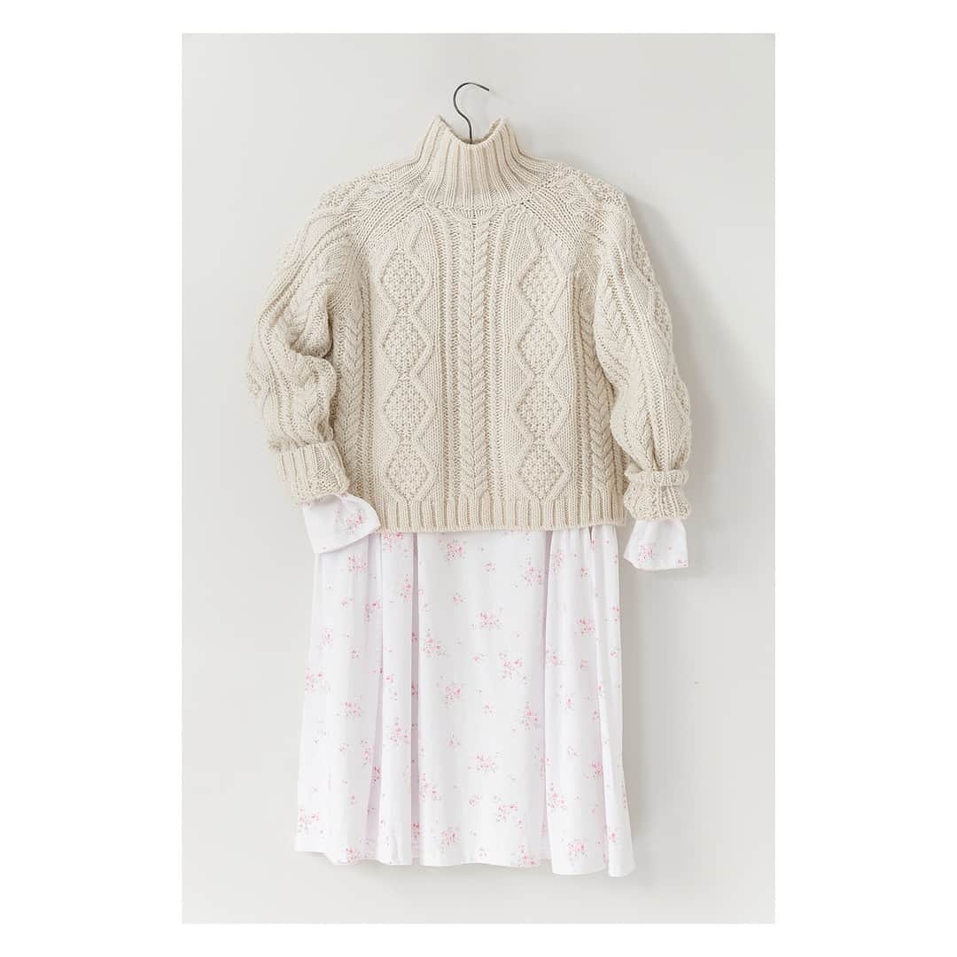 キャベジズ&ローゼズのインスタグラム：「Cable knits and florals make for the happiest combination ❤ The Thomasina Sweater in Cream  wears beautifully with the newly arrived Amelie Dress featuring the @officialshabbychic Rosabelle print. 👇Tap to shop this look👇#ss19collection #shabbychicliving #shabbylovescabbagesandroses #organiccotton #organicfashion #floraldress #cableknit #creamsweater #cabbagesandroses #cabbagesandrosesfashion @christina_strutt @cabbagesandroses_shop」