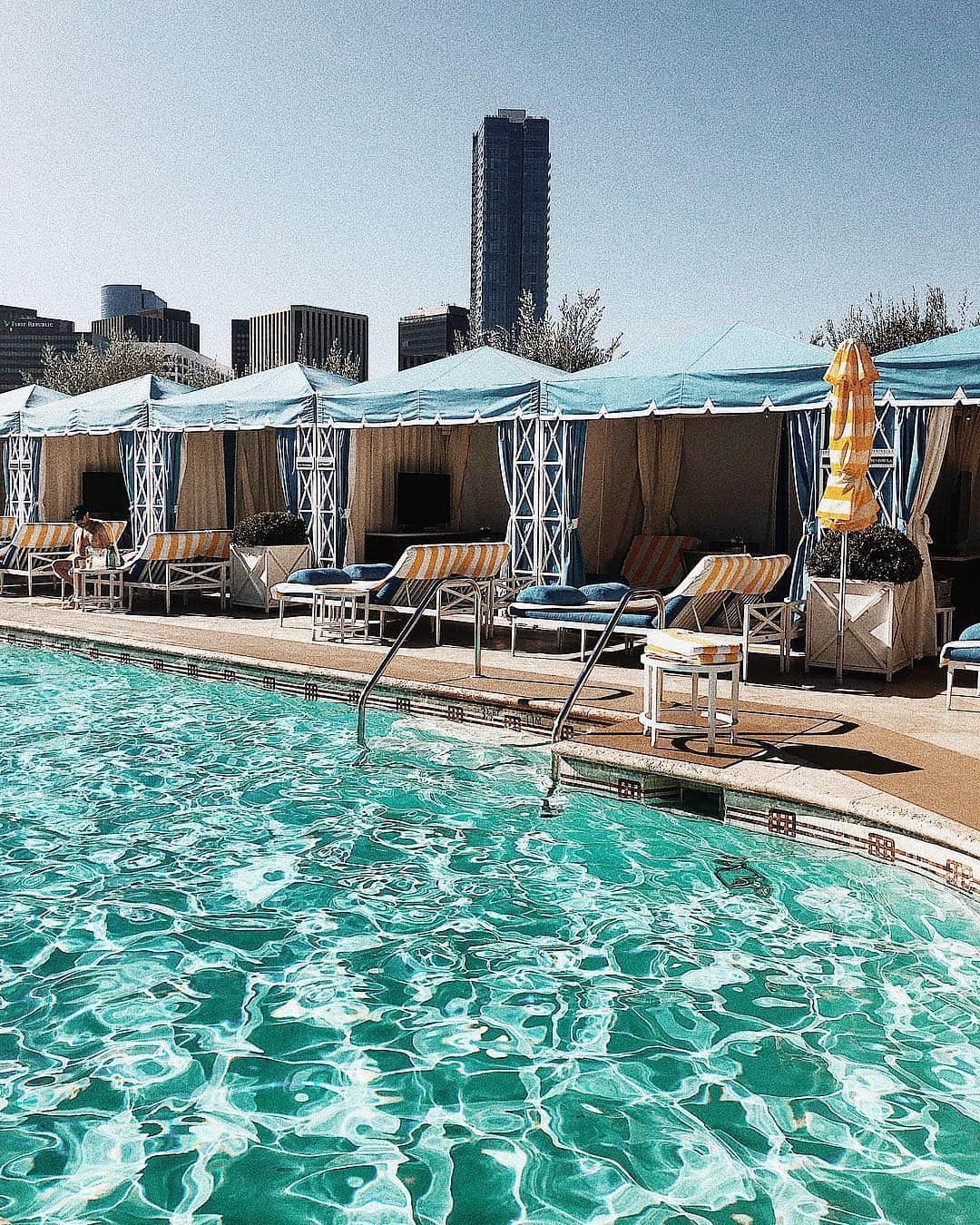 The Peninsula Hotelsさんのインスタグラム写真 - (The Peninsula HotelsInstagram)「How nice does the rooftop pool look at @thepeninsulabh. Grab a cocktail, take a quick dip, and relax.」3月26日 0時07分 - peninsulahotels