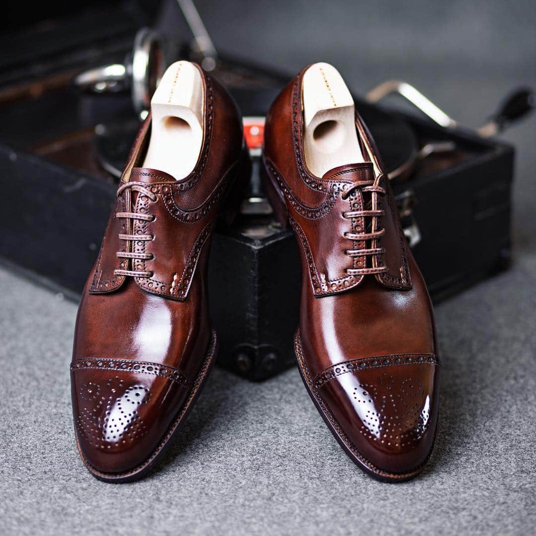 のインスタグラム：「Day in & day out we strive for perfection - nothing less. #mysaintcrispins #saintcrispins #shoeporn #forthediscerningfew #handweltedshoes」