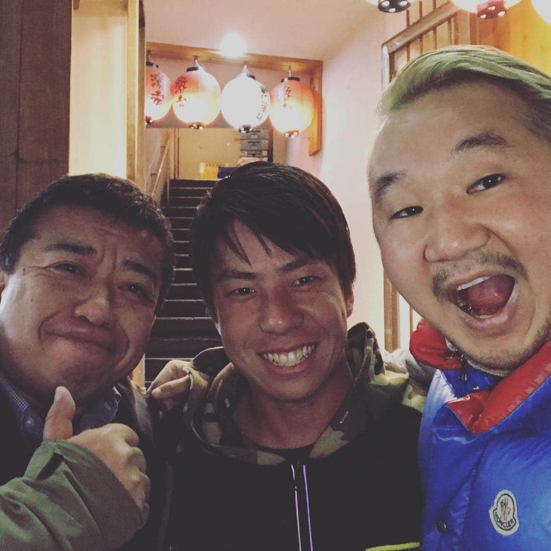 植田朝日さんのインスタグラム写真 - (植田朝日Instagram)「⚽️⚽️⚽️﻿ 「アオアシ」の上野さんと「キング オブ エンブレム」のマルとパチリ‼️﻿ ﻿ いや〜、漫画チームと飲むと漫画やりたくなるね〜⁉️﻿ ﻿ って思っても何も進まないので、年内になんか漫画やろうと決意しました！w﻿ ﻿ 関係者の皆様、オファーお待ちしてます。笑﻿ ﻿ #アオアシ #キングオブエンブレム #サッカー漫画 #オファー受付中﻿ ﻿」3月26日 0時16分 - asahiman