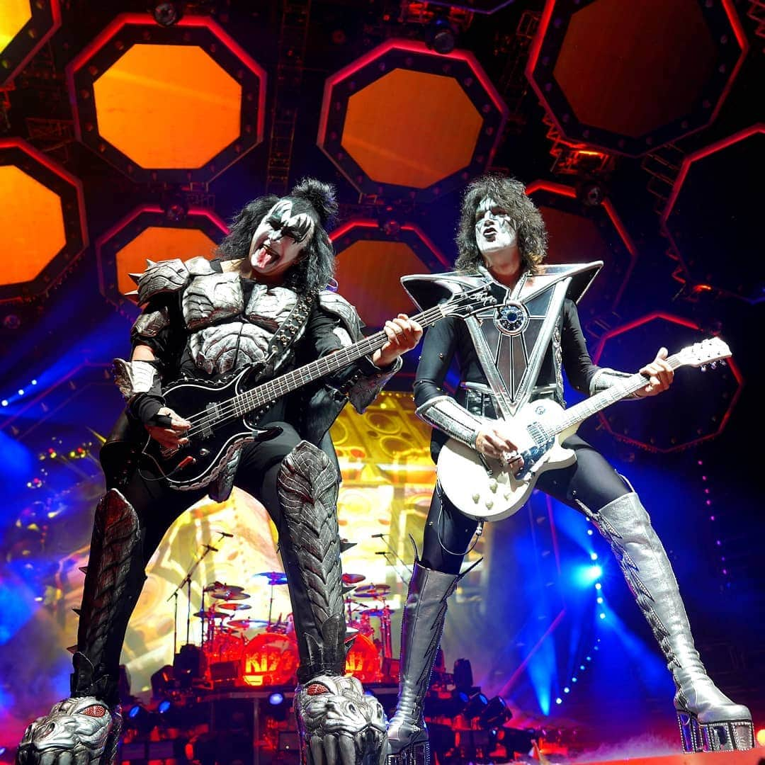 KISSさんのインスタグラム写真 - (KISSInstagram)「@genesimmons & @tommy_thayer_official on the #EndOfTheRoad World Tour.」3月26日 0時26分 - kissonline