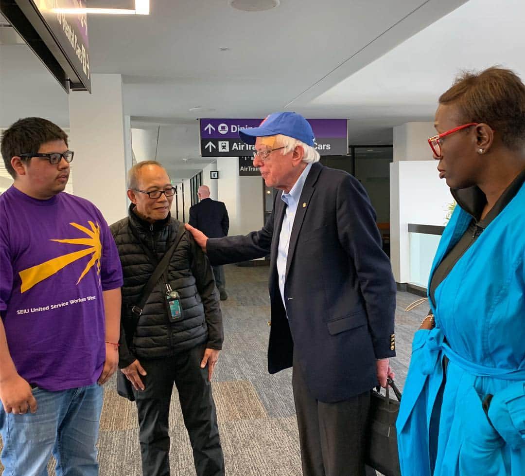バーニー・サンダースさんのインスタグラム写真 - (バーニー・サンダースInstagram)「At every airport I travel through I meet determined and hardworking airport workers. Many SFO airport workers have inadequate health care and compensation that doesn’t keep up with the cost of living, forcing them to choose between food and health care, housing and transportation. Let’s support them as they fight together in their union for living wages, full family health care, and an increased focus on health and safety for everyone at the airport.」3月26日 0時18分 - berniesanders