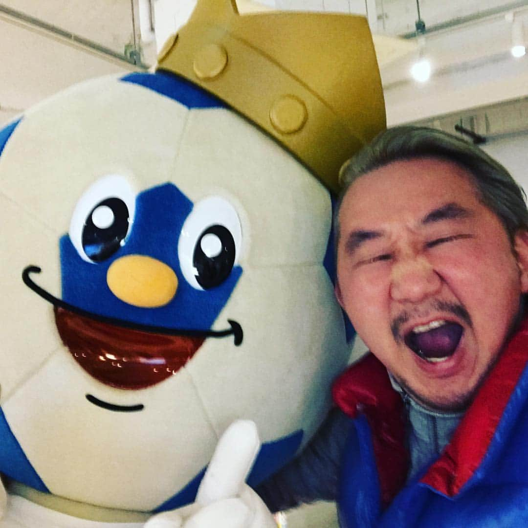 植田朝日さんのインスタグラム写真 - (植田朝日Instagram)「⚽️⚽️⚽️﻿ Jリーグのキャラクター サッカーキングくんとパチリ‼️﻿ ﻿ スゲ〜勢いで会釈されたけど、俺の事知ってるのかな〜⁉️﻿ ﻿ まっ、93年から居るから、どっかで見たことあるんだろうね⁉️⁉️笑﻿ ﻿ これからもよろしくね!w﻿ ﻿ #Jリーグ #サッカーキング #マスコット #25歳以上﻿」3月26日 0時23分 - asahiman