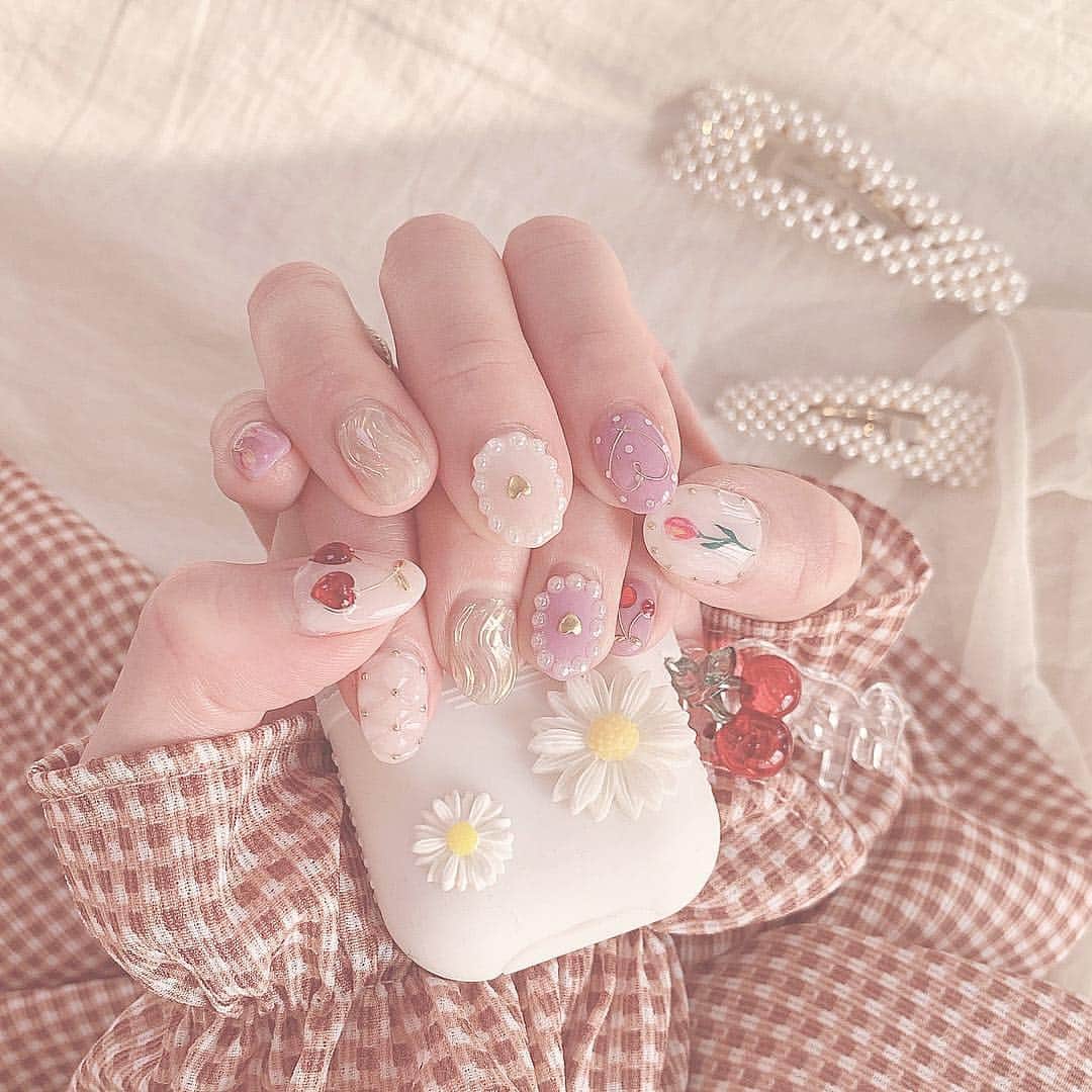 ひこ乃さんのインスタグラム写真 - (ひこ乃Instagram)「🍒🌷⠀ ⠀ 春ネイル♡ さくらんぼとチューリップをメインにした𓍯⠀ さくらんぼの実の部分はハートになってるよ😻♥️ いつも1本1本デザイン考えてバランス 良くなるようにしてる𓂃⠀ ⠀ airpodsケースは4/12-14に ラフォーレ原宿のポップアップで発売するやつです🌼 ⠀ #春ネイル#네일#네일아트#네일스타그램」3月26日 0時24分 - hikono0909