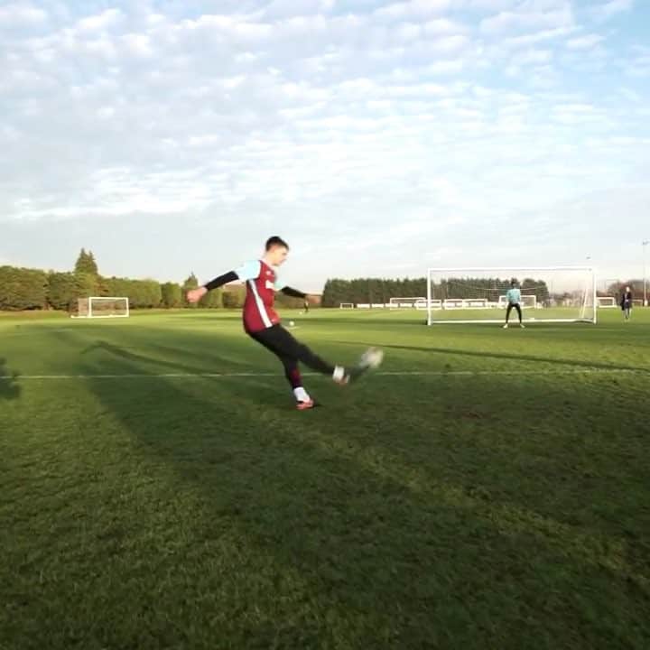 F2Freestylersのインスタグラム：「‘That corner, I lied’ 😂😂 Great to hear @declanrice starts for England tonight 🙌🏼 Top young baller with a massive future ahead of him 🔥🏴󠁧󠁢󠁥󠁮󠁧󠁿🦁 #England」