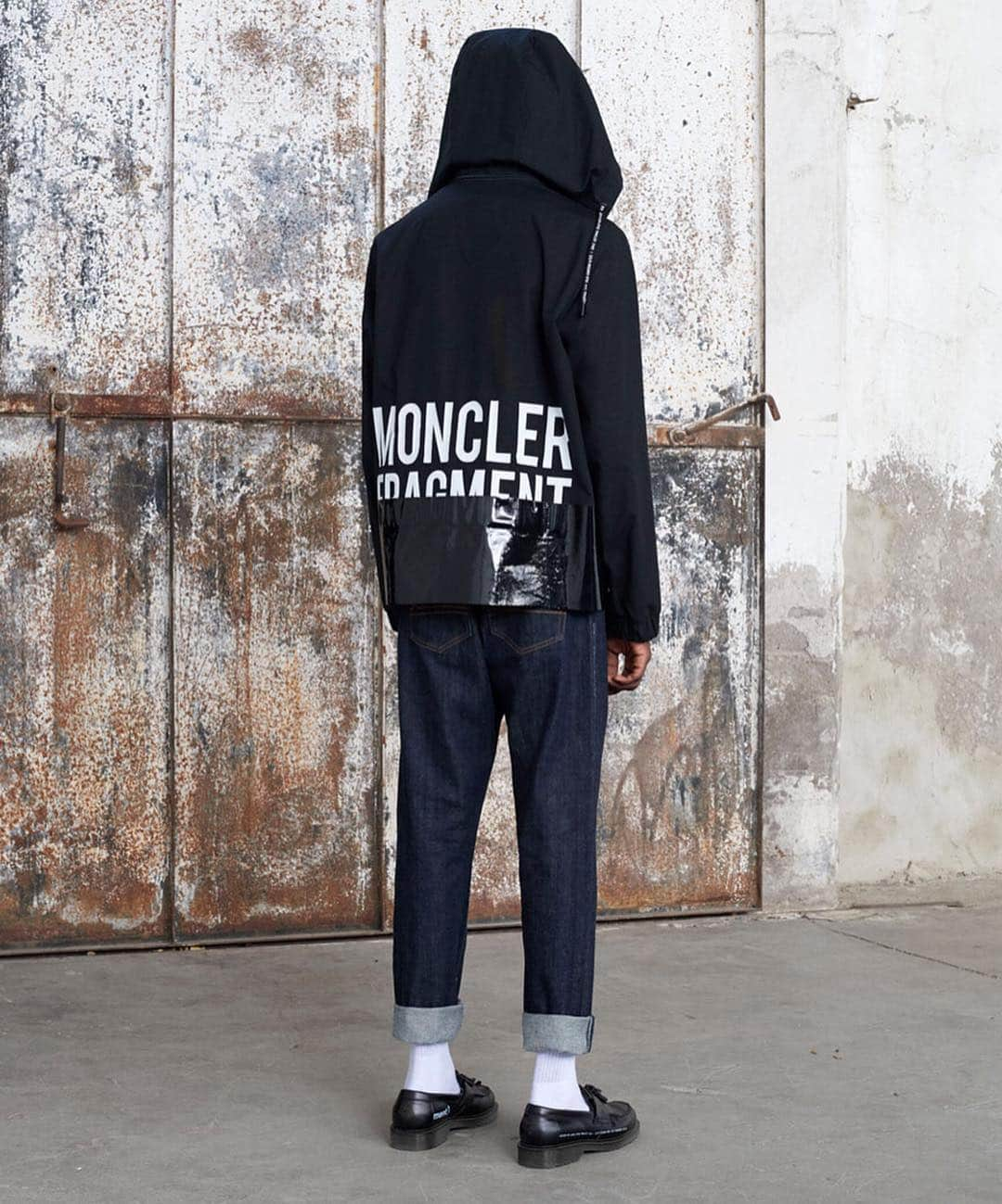 モンクレールさんのインスタグラム写真 - (モンクレールInstagram)「An entrance dripping with color. #MONCLERFRAGMENT Hiroshi Fujiwara features fresh and unexpected trademark slogans and graphics and is available March 28th. _ Moncler.com #MONCLERGENIUS @FujiwaraHiroshi  Film by @maykimajk_animation」3月26日 0時27分 - moncler