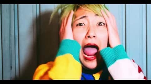 あっこのインスタグラム：「NEW MV 「オーバー・ザ・ボーダー」 🚹🌈🌈🌈🚺 －－－－－－ Special Cast: Mrshll, Jonah Aki  Director: Elizabeth Miyaji Camera： Toshiyuki Oshima Styling Cooperation: SHOOP Hair & Make：Carlos Verbena Special Thanks to:  Manu, Andres, Meritxell and All "JAPAN WEEKEND" STAFF Yohei Oki, Miriam Sanz, Pelonio Press, Elena Ayllon」