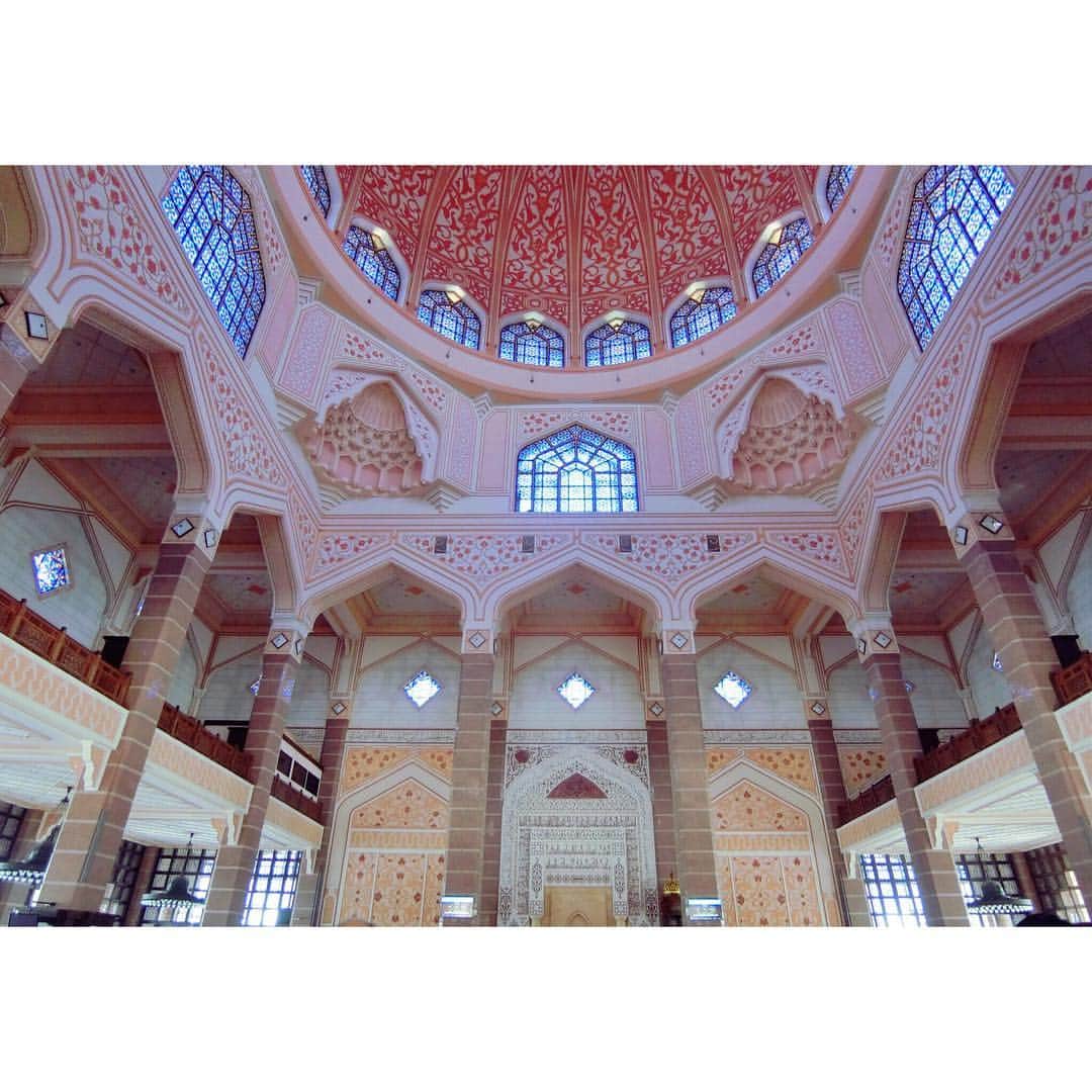 芳賀愛華さんのインスタグラム写真 - (芳賀愛華Instagram)「#ピンクモスク に行ってきました🕌 なんかもぅ、圧巻です。 天井も壁も一つ一つすごく繊細な模様ですごく綺麗‼︎ 外観も中の壁や絨毯も全部がピンク色！！ マレーシアだからこそ見られる 建物や景色に感激😭💓🇲🇾 . . 女性は2枚目のように 無料でローブを貸してもらって中に入ります☺️ . . . #ピンクモスク #🕌#プトラジャヤ #マリンドエア  #northwave」3月26日 0時29分 - aika_haga