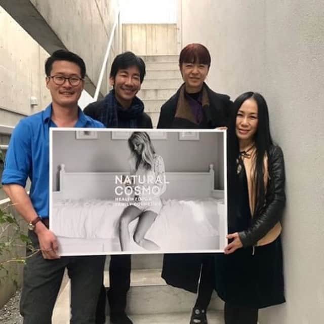 MICHIRUさんのインスタグラム写真 - (MICHIRUInstagram)「. 今日はnatural cosmo　アンシエント（太古）の新ヘアスタイリング商品の発表会へ。  この時期は花粉症に効果的なナチュラルコスモの #ブルーグリーンアルジーティーべにふうき に助けられています。頭皮にもかゆみが出ていたので肌が敏感になっているこの時期に 新商品でもあるスタイリング剤は頭皮に直接つけてもみ込むとさらに良いとのこと❗️ ナチュラルコスモの経営者でもある上林ファミリーの皆さんがそれぞれのアレルギーや喘息などの症状を 克服している体験から生まれた商品に入っている白亜紀ミネラルやブルーグリーンアルジーは”大切な人のために見つけたもの” なんですね😊 商品開発のバックグランドになんだか家族愛も感じてしまいました。 . このスタイリングもできるトリートメントスタイリングは全４種類。 ＊トリートメントシロップジェル　 ハードとソフト ＊トリートメントふわくしゅミネラルミストスタイリング ＊トリートメントバームワックス  シロップジェルのハードとソフトは アガペシロップの”糖”に着目、アステカ文明では傷に塗っていたり炎症にも良いそう。 実際アガベシロップを手につけてみるとかなりのベタベタ感があるのですが時間が経つとヘアセットにちょうど良い感じの質感に。 そういえば昔スタイリング剤がまだ今みたいにたくさんない頃、砂糖水や塩を使ってヘアスタイリングしたことあったな〜と遠い目。 . ミネラルミストはシーミストの代わりに白亜紀ミネラルを使用。 白い粉が出ない、ホールド力があるのに仕上がりは柔らかめでふんわり。 . バームワックスは髪だけじゃくて全身、リップにも使えます。配合されている椿油がベタつきのない サラサラの質感に。自分の三つ編みに使ったところ翌日のトリートメント効果に最も驚くアイテムだそうで 明日が楽しみ😍 . 帰り際にイタリア帰りの美香さん @mikaamata と 加藤さん @tomoichi2000 と偶然ばったり😊 嬉しいな〜🌸 . 伊勢丹新宿店B2 アポセカリー  5/15先行販売 6/1 全国発売  エタノール　フェノキシエタノール　合成着色料　石油系界面活性剤　パラペン　シリコン　 合成着色料　不使用 #ナチュラルコスモ  #naturalcosmo  #ブルーグリーンアルジー ##haircare　 #bluegreenalgae #藻活」3月26日 0時30分 - barbiemichiru