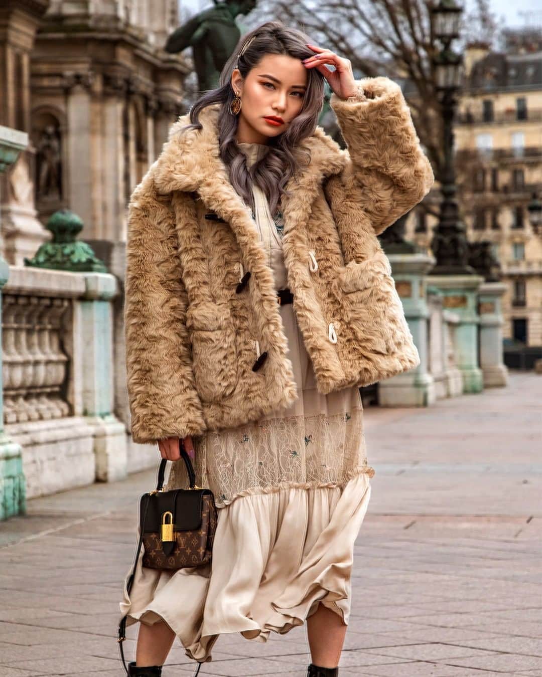 のインスタグラム：「For the longest time, I was never really comfortable wearing super warm colors like tan or brown. It's fun to step out of your comfort zone and to explore new looks, which is why I love fashion and makeup. What's your go-to color in your closet?⠀⠀⠀⠀⠀⠀⠀⠀⠀ ⠀⠀⠀⠀⠀⠀⠀⠀⠀ Coat: @stylenanda_korea #nandamade⠀⠀⠀⠀⠀⠀⠀⠀⠀ Dress: @snidel_usa #snidel⠀⠀⠀⠀⠀⠀⠀⠀⠀ Bag: @louisvuitton #louisvuitton⠀⠀⠀⠀⠀⠀⠀⠀⠀ Photo: @vectorfilmproductions⠀⠀⠀⠀⠀⠀⠀⠀⠀ ⠀⠀⠀⠀⠀⠀⠀⠀⠀ #ootd #styleinspiration」