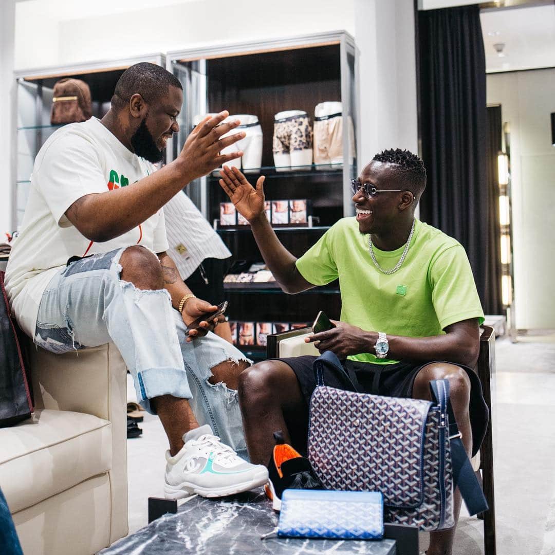 バンジャマン・メンディのインスタグラム：「Normal Day with my bro  @hushpuppi 📸 @creationsofla」