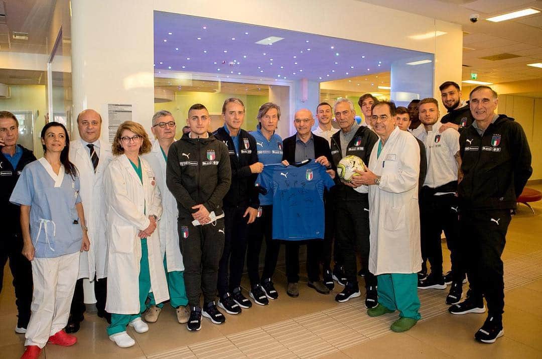 サッカーイタリア代表さんのインスタグラム写真 - (サッカーイタリア代表Instagram)「#Nazionale🇮🇹 #Azzurri a #Parma: una delegazione in visita all’Ospedale dei Bambini. ➡️L'articolo: www.figc.it  #VivoAzzurro」3月26日 0時37分 - azzurri