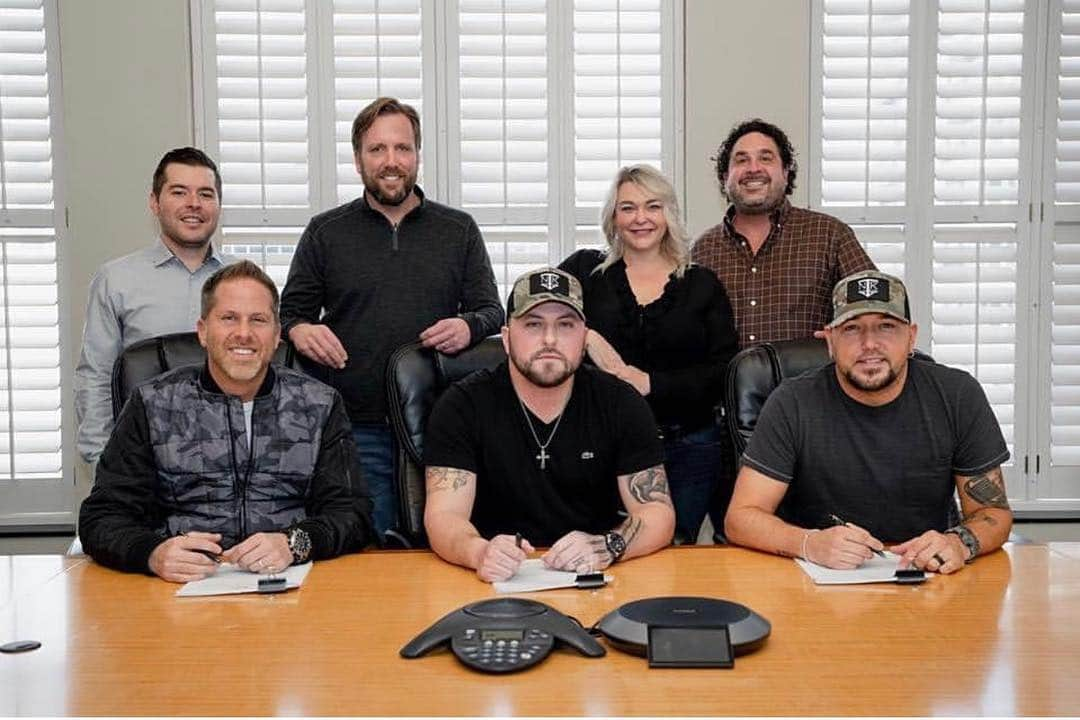 ジェイソン・アルディーンさんのインスタグラム写真 - (ジェイソン・アルディーンInstagram)「Announcing my first artist signed to BBR/Night Train Records..... @tylerfarr!!! Excited to Produce his next album and see where it takes us. #welcometothefamily 🎸 #damngoodfriends」3月26日 0時51分 - jasonaldean