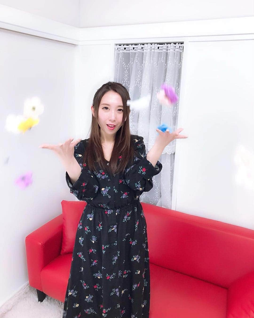 愛原れのさんのインスタグラム写真 - (愛原れのInstagram)「土曜日は神田beestudioさんにて撮影会でした🐰💓 来てくれた皆さんありがとうございました😚❤ 休憩中にスタッフさんに撮って貰った写真〜〜💋 ＊ ＊ ＊ #東京 #beestudio #撮影会 #オフショット #花投げるやつめっちゃやり直したw #制服 #今年31になるけどまだまだ制服着させて頂きます🥳 #次回beestudio撮影会は4/20💕」3月25日 15時51分 - reno_aihara