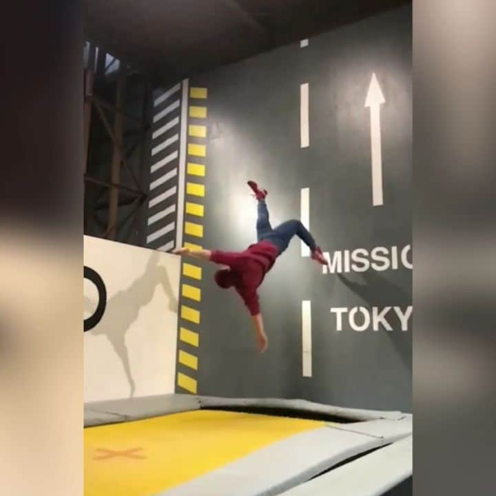 Takahiroのインスタグラム：「🗼🦇🗼 Trampwall skills " 1.5 twisting vampire " 🔃🤸❇️ That's pretty interesting 🤔🤔 Everything is practice.🤘We learn from our failures and get stronger ☢️☢️ inspiration:Dillon vance 📺 Thank you  @pkmasa @iammasahito for filming 🎥 and @yakuwajumpei spoted 🚨 ㅤ フルツイストヴァンパイアは世界で私を含め2名しか出来ない長年アクロ界やって来た中ではテクニカルで総合的に上位に入る高難易度。 既存技術が存在しないので、完璧な一直線や捌きも姿勢も終末もまとめる指標が出来たのは収穫🌾🌾 #きょうみっしょん ※危険なので一般方は絶対真似は❌❌ ㅤ 📺 My technique 技動画集 📺 #besttakahiromovie Double tap ❤️ Tag friends 👥 ㅤ ■□■MISSION PARKOUR PARK TOKYO■□■ ㅤ( @missiontokyo ) 国内最大規模の室内パルクール専用施設✊🏻 🚌都営新宿線、一之江駅からバス１０分 🗓 火曜定休 📍 東京都江戸川区松江2−27−15 📩 info missionparkourpark.com 🖥 http://missionparkourpark.com ┄┄┄┄┄┄┄┄┄┄┄┄┄┄┄┄┄ 📮芸能お悩み相談窓口📮 現役制作兼アーティストTakahiroによる芸能お悩み相談所開設📥Followerして下さったお客様にはご相談お受け致します。 一人で悩まず先ずはご相談DM📩 Thank you for watching👁️‍🗨️❇️ ㅤ ⚠️情報受取りに通知“オン”をオススメします。 ⚠️情報宣伝告知ご希望の方はDMにて受付致します ㅤ 🔖Tag ┄┄┄┄┄┄┄┄┄┄┄┄┄┄ㅤ #Tokyo #tricking #gymnastics #flips #redbull #parkour #freerun #freerunning #circus #skills #trampoline #trampwall #acrobatics #wallislife #ninja #grt #circusaroundtheworld #トリッキング #サーカス #パルクール #アクロバット #きゃりーぱみゅぱみゅ #トランポリン #ウォールトランポリン #日本人第一人者」