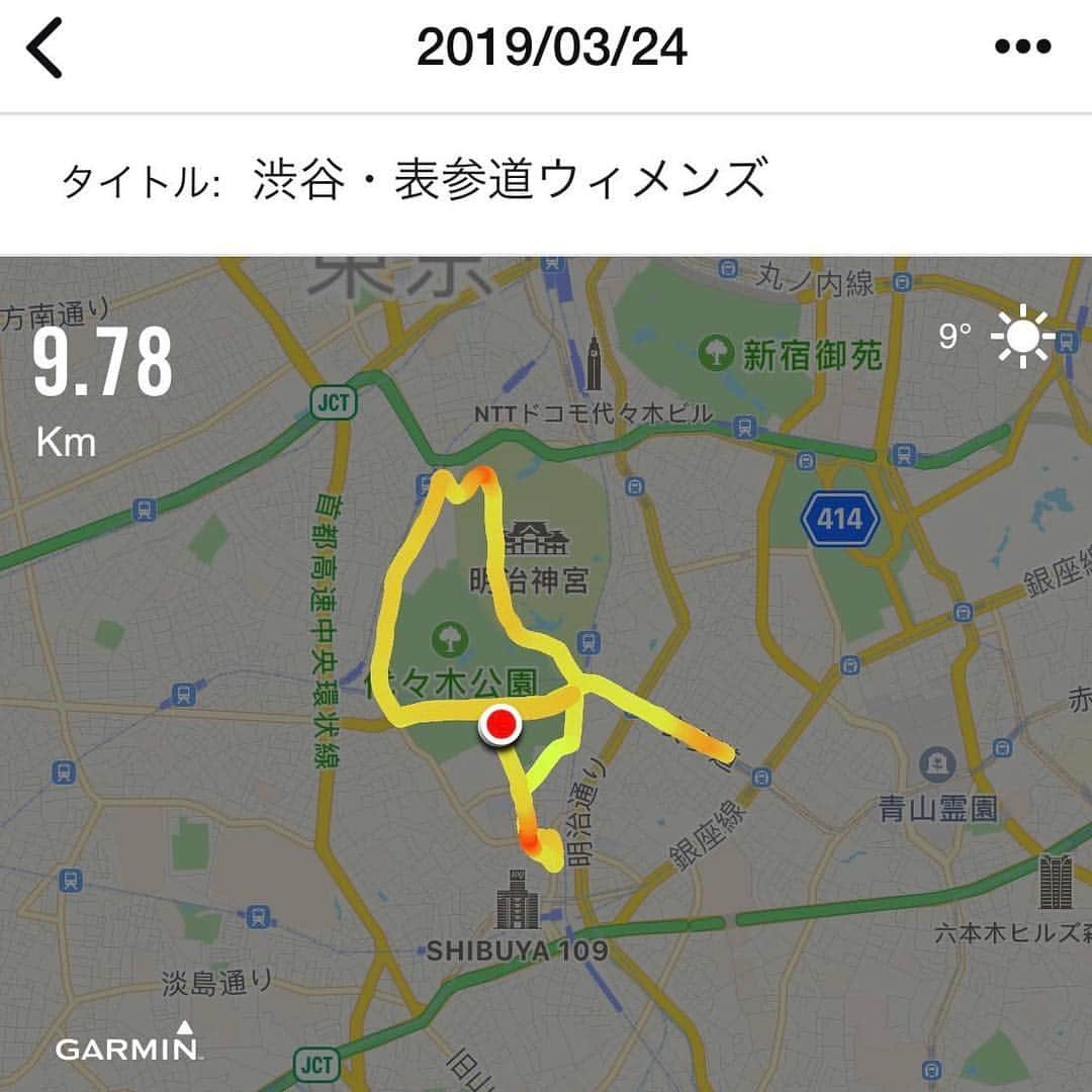 run+さんのインスタグラム写真 - (run+Instagram)「【渋谷・表参道ウィメンズ】 惨敗だったけど、それでも嬉しい参加賞🎁 #ヴァンドーム青山 を配る @tajee_nomyathlete たじーさん見っけ😍 並んじゃいましたw 2㎞過ぎに戻ってきたとき、声出さなくて良いから🙋‍♂️✨って、その気遣いとっても嬉しかったです😭 ・ 参加賞がアクセサリーだったり、終わった後にアロママッサージがあったりとホント女心のわかってる大会🤣 女子はご褒美があれば頑張れちゃう❤︎ ・ このコースも、華やかで好き（何気にキツイけど） ・ #渋谷表参道ウィメンズラン #渋谷表参道ウィメンズラン2019 ・ #ランニング #ジョギング #RUN ・ #ハシリマスタグラム #ハシリマシタグラム #走るひと ・ #Runday #RunLovesLife」3月25日 16時02分 - runplus