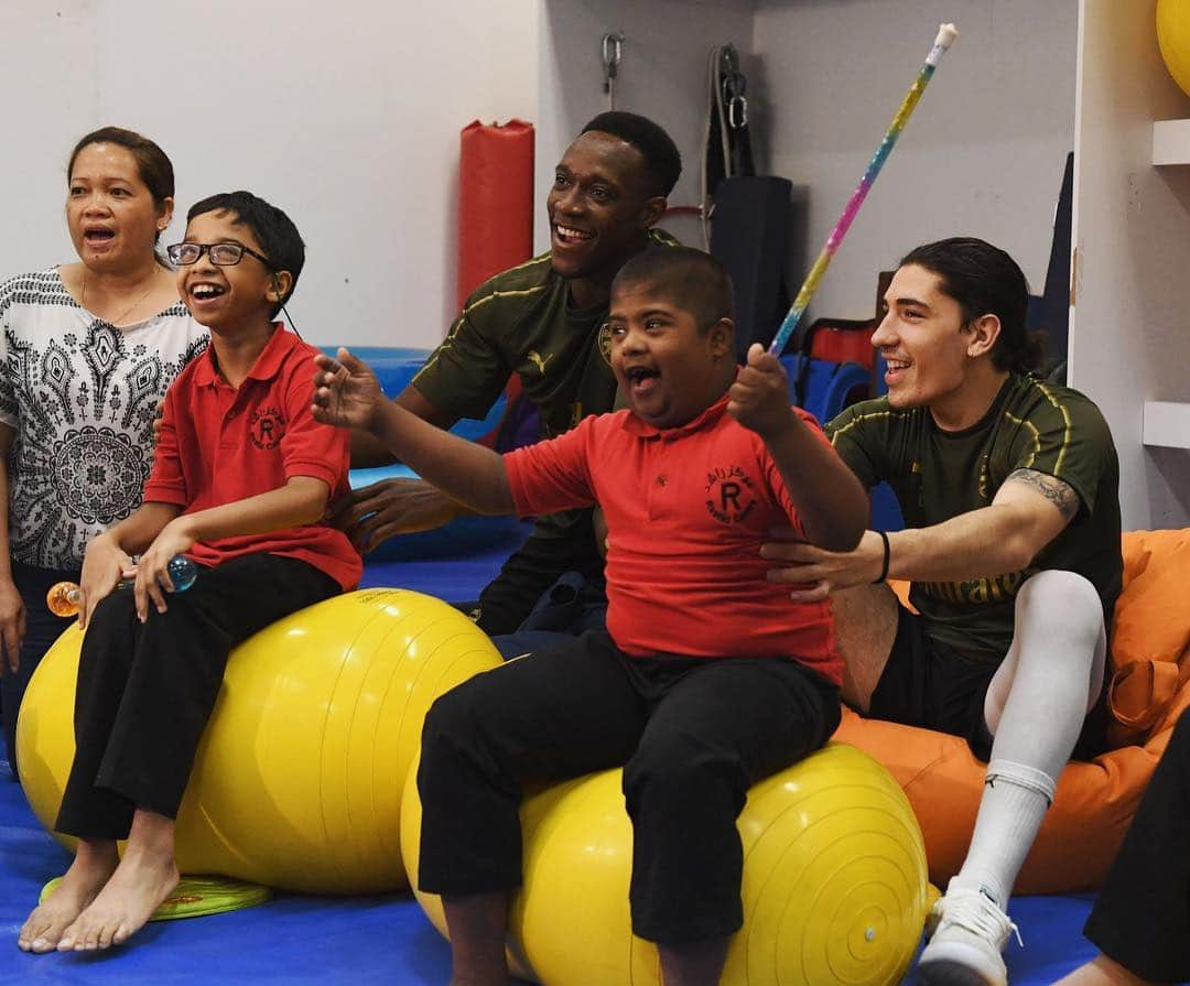 アーセナルFCさんのインスタグラム写真 - (アーセナルFCInstagram)「Starting the day in Dubai by sharing the love at the children’s hospital 🥰  #ArsenalInDubai #Arsenal #Cech #Holding #Bellerin #Welbeck」3月25日 16時03分 - arsenal