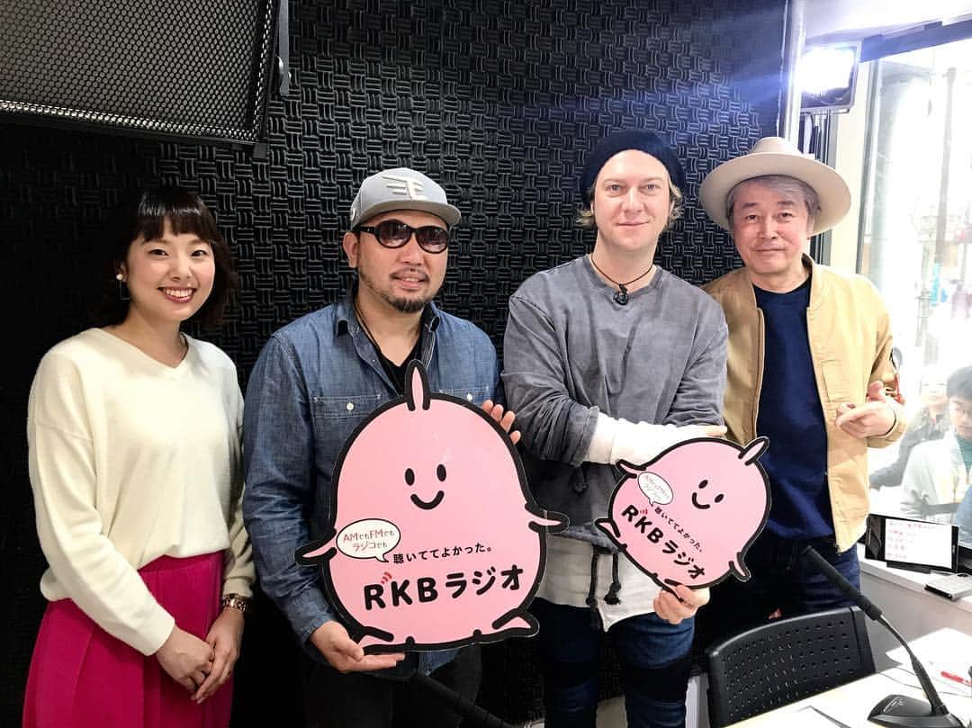 MONKEY MAJIKさんのインスタグラム写真 - (MONKEY MAJIKInstagram)「福岡ラジオキャンペーン中の2人。  RKBラジオ「オトナビゲーション」 KBCラジオ「PAO～N」  大好きなパーソナリティの方々に迎えていただきました‼️ 今日は「COLLABORATED」の曲を全曲ご紹介するつもりで👂♫ #monkeymajik #collaborated」3月25日 16時07分 - monkeymajik_official