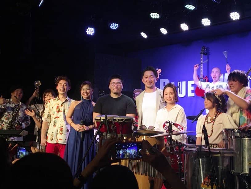 寺田有希さんのインスタグラム写真 - (寺田有希Instagram)「久しぶりのライブ🎤 歌ってきましたあああ(*´꒳`*)✨ ・ ・ 『rugby music junction vol.1』🏉 日本で開催されるラグビーW杯をもっともーっと盛り上げるべく！！やることが決まったこのライブ(*´꒳`*) ・ ・ ラグビー関係の歌を歌ってるメンバーで集まって、暴れてきましたよー🏉✨ 村田匠(@takumic21 )さんと 田中美里(@chanmm1012 )ちゃんと ラガマル(@ragamarukun )くん！ ・ ・ このライブの誕生場所は、秩父宮ラグビー場🏉 なんとも私たちらしいでしょ(*´꒳`*)？ ・ ・ 私のセットリストは 1.さあ いこう 2.片付かない女 3.春なのに(cover) 4.モノクロ 5.ここで待ちながら ・ ・ リクエストを募ってカバー曲を決めたんだけど、その『春なのに』が好評で嬉しかったなあ🎤✨ ・ ・ この『rugby music junction』は、ライブだけでなく現役トップリーガーによるトークショーもありまして！選手お2人にもご協力いただきました(*´꒳`*)✨ ・ ・ 稲橋良太選手(@inahashi_7 )も 川村慎選手(@shin.kawamura )も 本当にお話が面白かった！ボケもツッコミもして下さって、ありがとうございました🤣 ・ ・ ご来場ありがとうございました！ 大盛り上がりしてくれて嬉しかったです(*´꒳`*) vol.2ができるように頑張ろう！ ・ ・ #rugbymusicjunction  #rugby #rugby🏉 #rugbyunion #rugbyfun #ラグビー #ラグビー好き #ラグビー女子  #rwc2019 #rwc  #楽しかった #ライブ #live  #寺田有希 #teradayuki」3月25日 16時06分 - terada_yuki