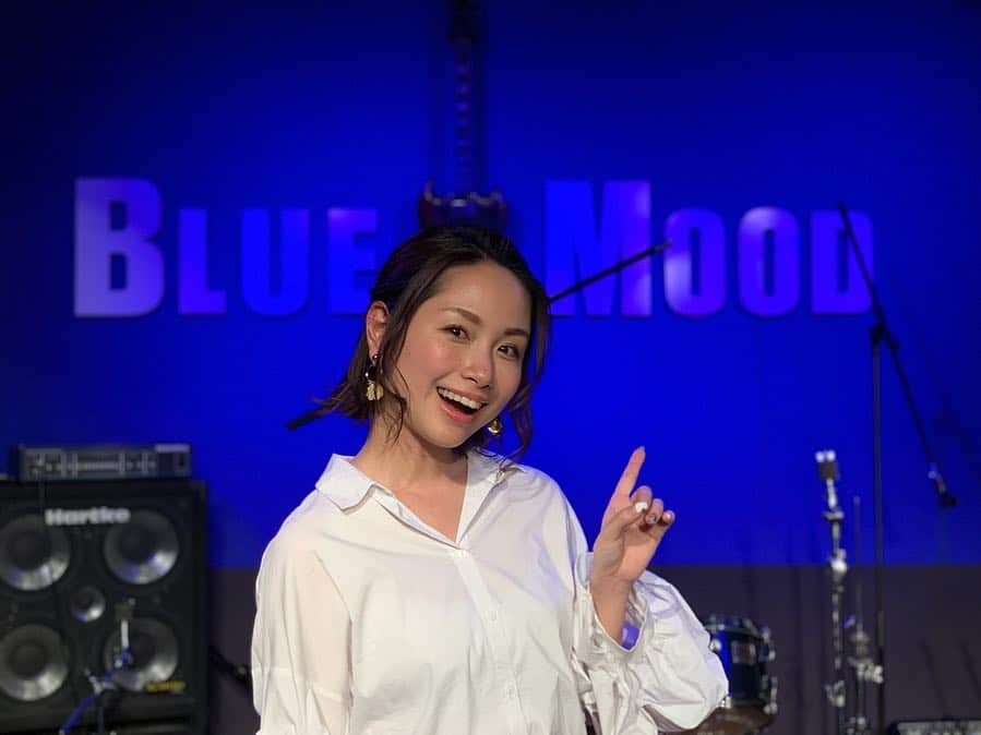 寺田有希さんのインスタグラム写真 - (寺田有希Instagram)「久しぶりのライブ🎤 歌ってきましたあああ(*´꒳`*)✨ ・ ・ 『rugby music junction vol.1』🏉 日本で開催されるラグビーW杯をもっともーっと盛り上げるべく！！やることが決まったこのライブ(*´꒳`*) ・ ・ ラグビー関係の歌を歌ってるメンバーで集まって、暴れてきましたよー🏉✨ 村田匠(@takumic21 )さんと 田中美里(@chanmm1012 )ちゃんと ラガマル(@ragamarukun )くん！ ・ ・ このライブの誕生場所は、秩父宮ラグビー場🏉 なんとも私たちらしいでしょ(*´꒳`*)？ ・ ・ 私のセットリストは 1.さあ いこう 2.片付かない女 3.春なのに(cover) 4.モノクロ 5.ここで待ちながら ・ ・ リクエストを募ってカバー曲を決めたんだけど、その『春なのに』が好評で嬉しかったなあ🎤✨ ・ ・ この『rugby music junction』は、ライブだけでなく現役トップリーガーによるトークショーもありまして！選手お2人にもご協力いただきました(*´꒳`*)✨ ・ ・ 稲橋良太選手(@inahashi_7 )も 川村慎選手(@shin.kawamura )も 本当にお話が面白かった！ボケもツッコミもして下さって、ありがとうございました🤣 ・ ・ ご来場ありがとうございました！ 大盛り上がりしてくれて嬉しかったです(*´꒳`*) vol.2ができるように頑張ろう！ ・ ・ #rugbymusicjunction  #rugby #rugby🏉 #rugbyunion #rugbyfun #ラグビー #ラグビー好き #ラグビー女子  #rwc2019 #rwc  #楽しかった #ライブ #live  #寺田有希 #teradayuki」3月25日 16時06分 - terada_yuki