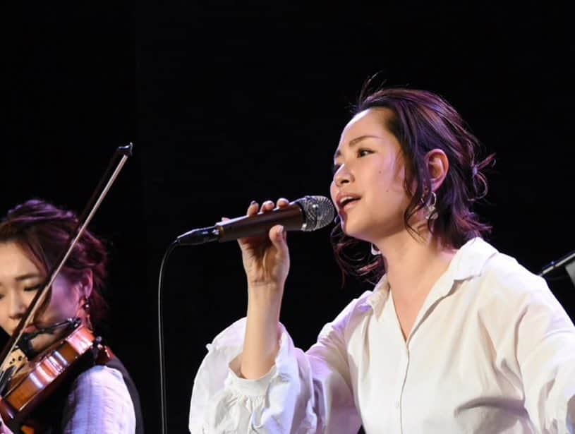 寺田有希さんのインスタグラム写真 - (寺田有希Instagram)「久しぶりのライブ🎤 歌ってきましたあああ(*´꒳`*)✨ ・ ・ 『rugby music junction vol.1』🏉 日本で開催されるラグビーW杯をもっともーっと盛り上げるべく！！やることが決まったこのライブ(*´꒳`*) ・ ・ ラグビー関係の歌を歌ってるメンバーで集まって、暴れてきましたよー🏉✨ 村田匠(@takumic21 )さんと 田中美里(@chanmm1012 )ちゃんと ラガマル(@ragamarukun )くん！ ・ ・ このライブの誕生場所は、秩父宮ラグビー場🏉 なんとも私たちらしいでしょ(*´꒳`*)？ ・ ・ 私のセットリストは 1.さあ いこう 2.片付かない女 3.春なのに(cover) 4.モノクロ 5.ここで待ちながら ・ ・ リクエストを募ってカバー曲を決めたんだけど、その『春なのに』が好評で嬉しかったなあ🎤✨ ・ ・ この『rugby music junction』は、ライブだけでなく現役トップリーガーによるトークショーもありまして！選手お2人にもご協力いただきました(*´꒳`*)✨ ・ ・ 稲橋良太選手(@inahashi_7 )も 川村慎選手(@shin.kawamura )も 本当にお話が面白かった！ボケもツッコミもして下さって、ありがとうございました🤣 ・ ・ ご来場ありがとうございました！ 大盛り上がりしてくれて嬉しかったです(*´꒳`*) vol.2ができるように頑張ろう！ ・ ・ #rugbymusicjunction  #rugby #rugby🏉 #rugbyunion #rugbyfun #ラグビー #ラグビー好き #ラグビー女子  #rwc2019 #rwc  #楽しかった #ライブ #live  #寺田有希 #teradayuki」3月25日 16時06分 - terada_yuki