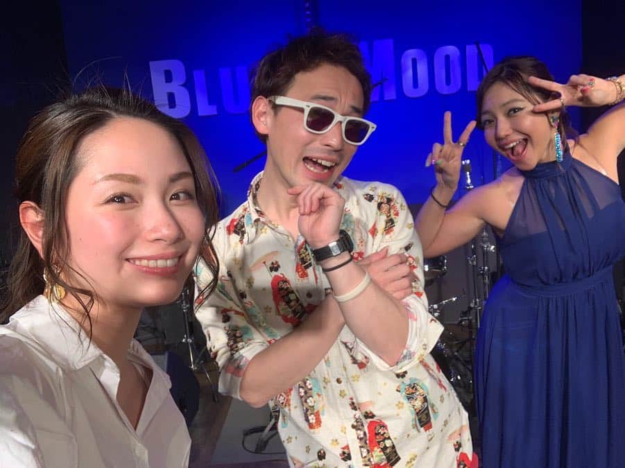 寺田有希さんのインスタグラム写真 - (寺田有希Instagram)「久しぶりのライブ🎤 歌ってきましたあああ(*´꒳`*)✨ ・ ・ 『rugby music junction vol.1』🏉 日本で開催されるラグビーW杯をもっともーっと盛り上げるべく！！やることが決まったこのライブ(*´꒳`*) ・ ・ ラグビー関係の歌を歌ってるメンバーで集まって、暴れてきましたよー🏉✨ 村田匠(@takumic21 )さんと 田中美里(@chanmm1012 )ちゃんと ラガマル(@ragamarukun )くん！ ・ ・ このライブの誕生場所は、秩父宮ラグビー場🏉 なんとも私たちらしいでしょ(*´꒳`*)？ ・ ・ 私のセットリストは 1.さあ いこう 2.片付かない女 3.春なのに(cover) 4.モノクロ 5.ここで待ちながら ・ ・ リクエストを募ってカバー曲を決めたんだけど、その『春なのに』が好評で嬉しかったなあ🎤✨ ・ ・ この『rugby music junction』は、ライブだけでなく現役トップリーガーによるトークショーもありまして！選手お2人にもご協力いただきました(*´꒳`*)✨ ・ ・ 稲橋良太選手(@inahashi_7 )も 川村慎選手(@shin.kawamura )も 本当にお話が面白かった！ボケもツッコミもして下さって、ありがとうございました🤣 ・ ・ ご来場ありがとうございました！ 大盛り上がりしてくれて嬉しかったです(*´꒳`*) vol.2ができるように頑張ろう！ ・ ・ #rugbymusicjunction  #rugby #rugby🏉 #rugbyunion #rugbyfun #ラグビー #ラグビー好き #ラグビー女子  #rwc2019 #rwc  #楽しかった #ライブ #live  #寺田有希 #teradayuki」3月25日 16時06分 - terada_yuki
