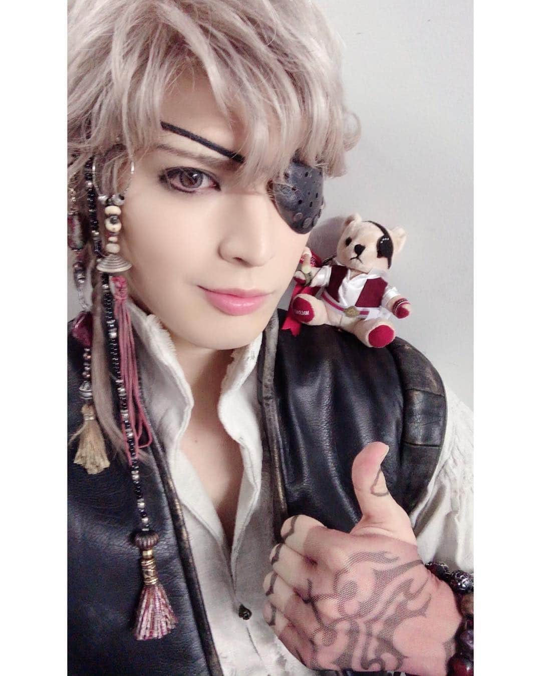 のインスタグラム：「[24/3/19] Defo stop by to collect the character bears from this franchise ⠀⠀⠀ ⠀ #kohatsuallen #kikuchishuji #ozawaren #piratesofthefrontier ⠀⠀⠀ ⠀ Source: Allen’s twitter」