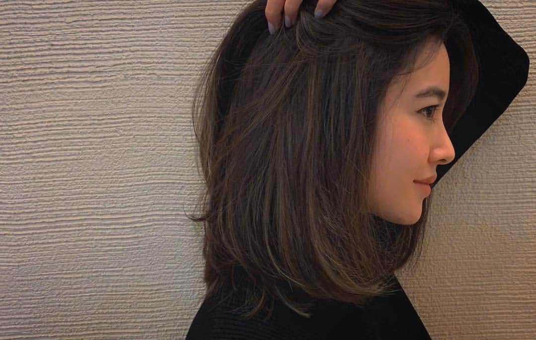 絵美里さんのインスタグラム写真 - (絵美里Instagram)「ヘアカラー専門店 montblancriketでカラーリング＆ヘアトリートメントで艶々に💆🏼‍♀️✨✨ . . . インナーハイライトを入れてもらっているので、巻いた時もそうでない時も髪に動きがあるように見えてお気に入りです💫 . モンブランクリケットでは、髪のコンディションそのものを高める自然界の成分を主体にした染料を使っているので、繰り返しカラーリングをしても髪にダメージがなく、私も長年通っています。 . そして、ハイライト技術によるヘアカラーが特にお薦めで、カラリストの方が数時間かけて手作業で作るハイライトはほんとに美しいです✨✨ . . . . . #montblancriket  #treatment #highlight  #masagoaveda  #アヴェダカラー #大川さん  #平塚さん」3月25日 16時26分 - emiri616